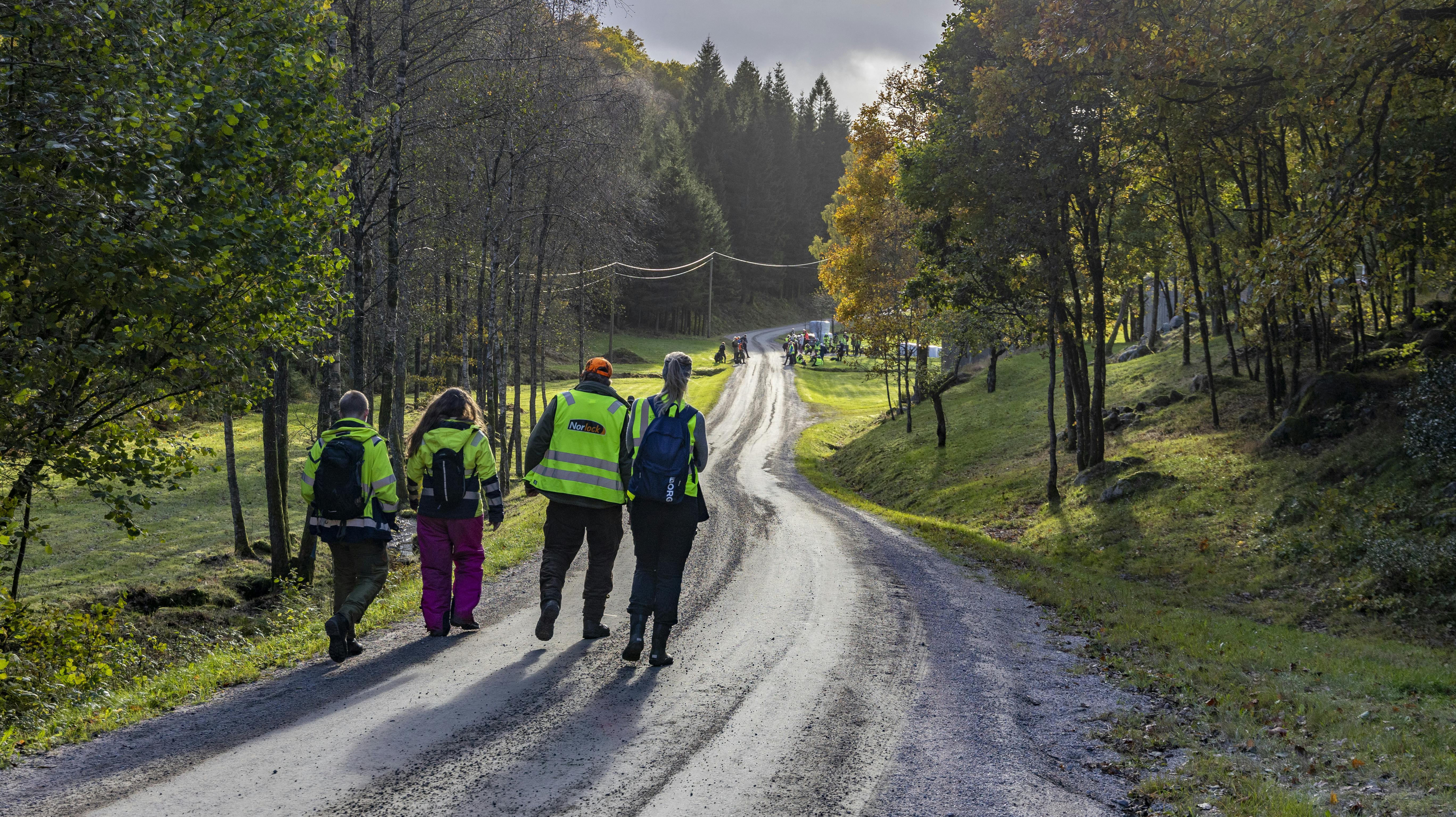 Flere hundrede mennesker har siden søndag ledt efter den syvårige dreng 