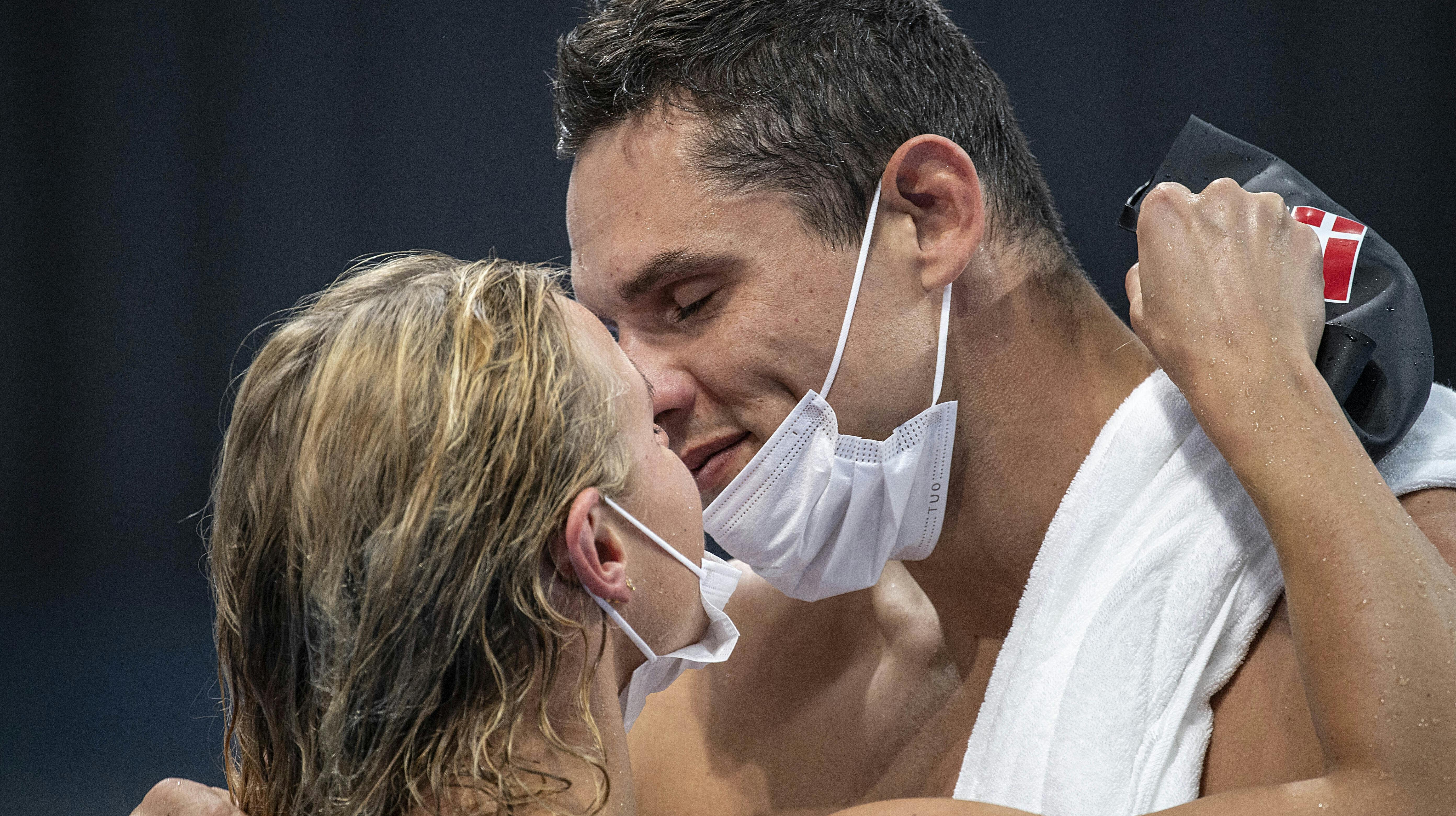 Kærligheden til det våde element har de til fælles. Nu ser det ud til, at kærligheden til hinanden er ved at drukne.