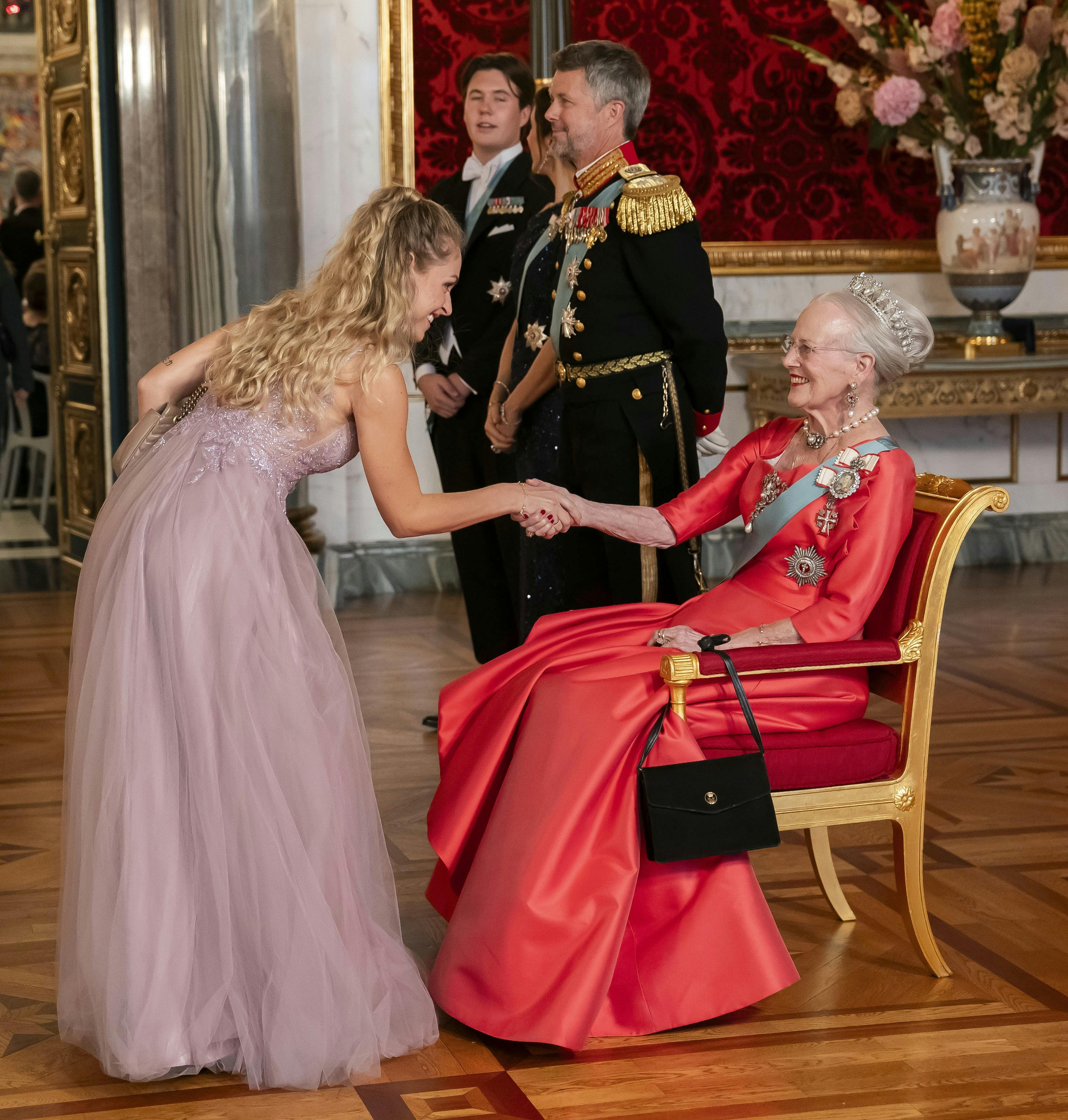 Selvom Jasmin Lind kom for sent, fik hun altså stadig æren af at hilse personligt på dronning Margrethe, kronprins Frederik, kronprinsesse Mary og fødselaren prins Christian.