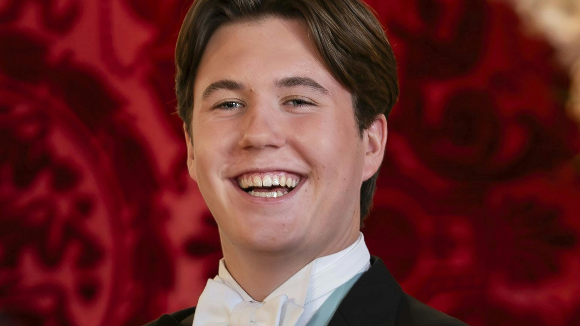 De officielle portrætter af prins Christian i forbindelse med søndagens 18-års fødselsdag er nu blevet offentliggjort af kongehuset.