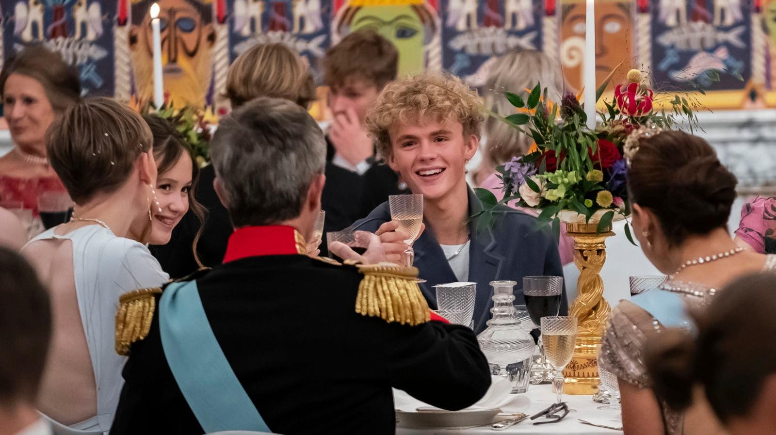 Her skåler den unge "Badehotellet"- og "Far til fire"-stjerne, Sigurd Dalgas, med Danmarks kommende konge 