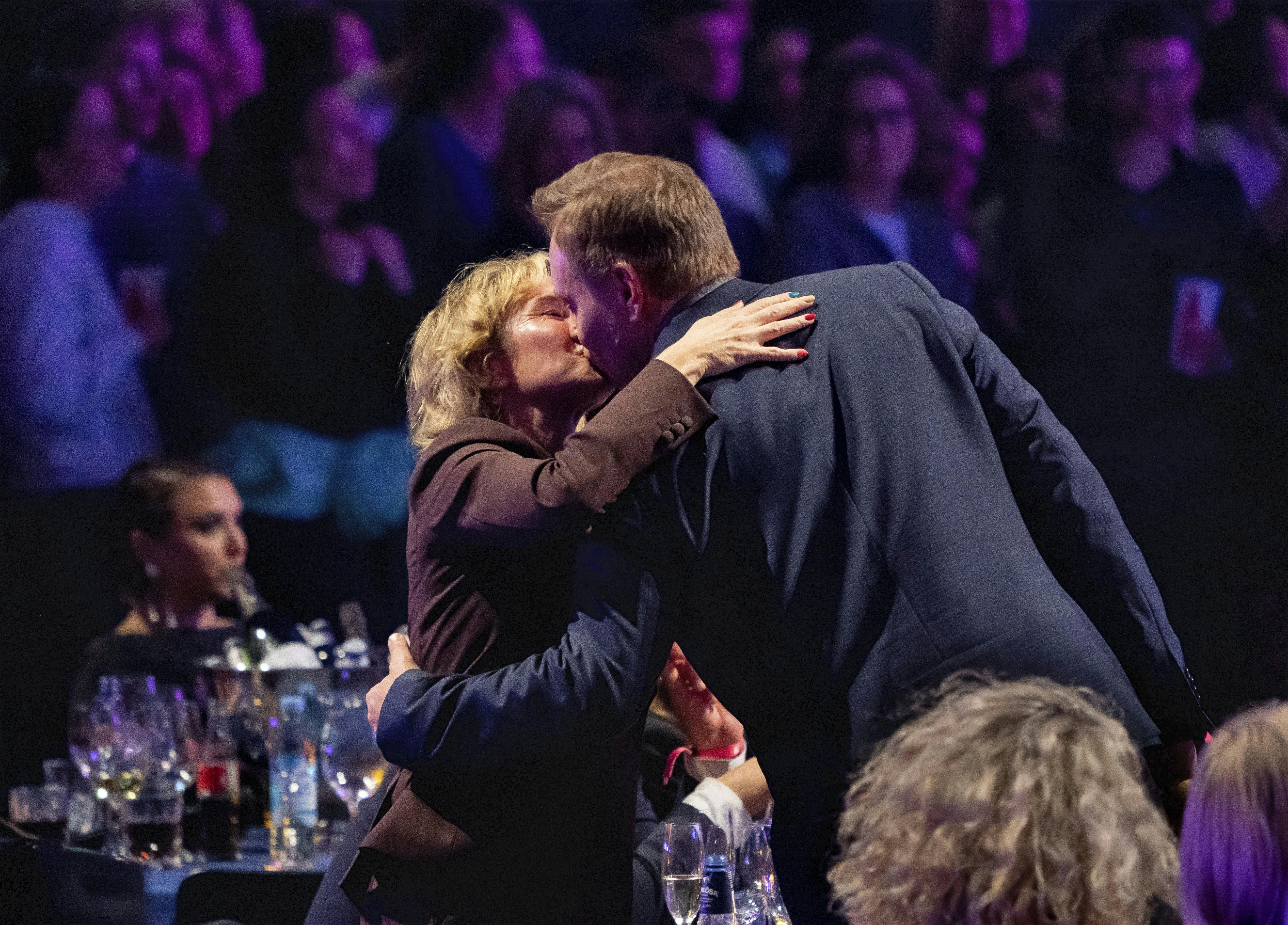 Den kommende ægtemand har tænkt sig at fortsætte med sit liv i verdens krigszoner: – Jeg gifter mig ikke kun for at gøre Natasja glad, for jeg kan mærke, hvor godt det er for mig selv, siger Tantholdt om det forestående bryllup.