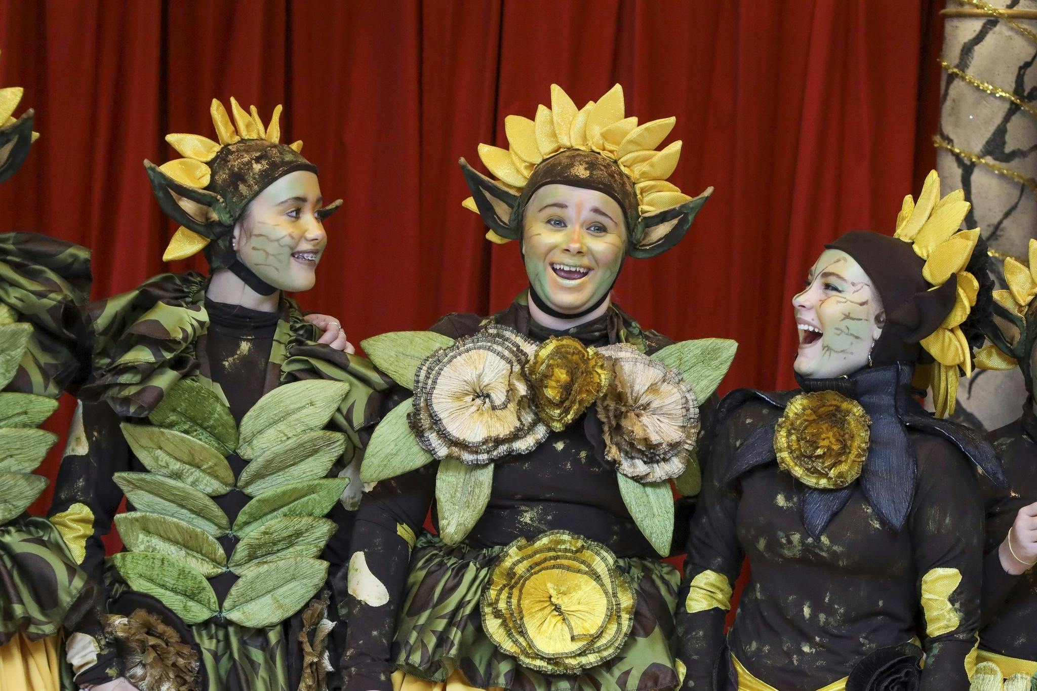 Josephine (tv.) har rollen som populus. Populuserne, et naturfolk, der bor på Ønskeøen, gør klar til at høste. De hylder solen og takker for den mad, naturen giver dem. Det bliver dog dramatisk, da to forelskede populusere stikker af fra arbejdet og bliver taget til fange af Kaptajn Klo.