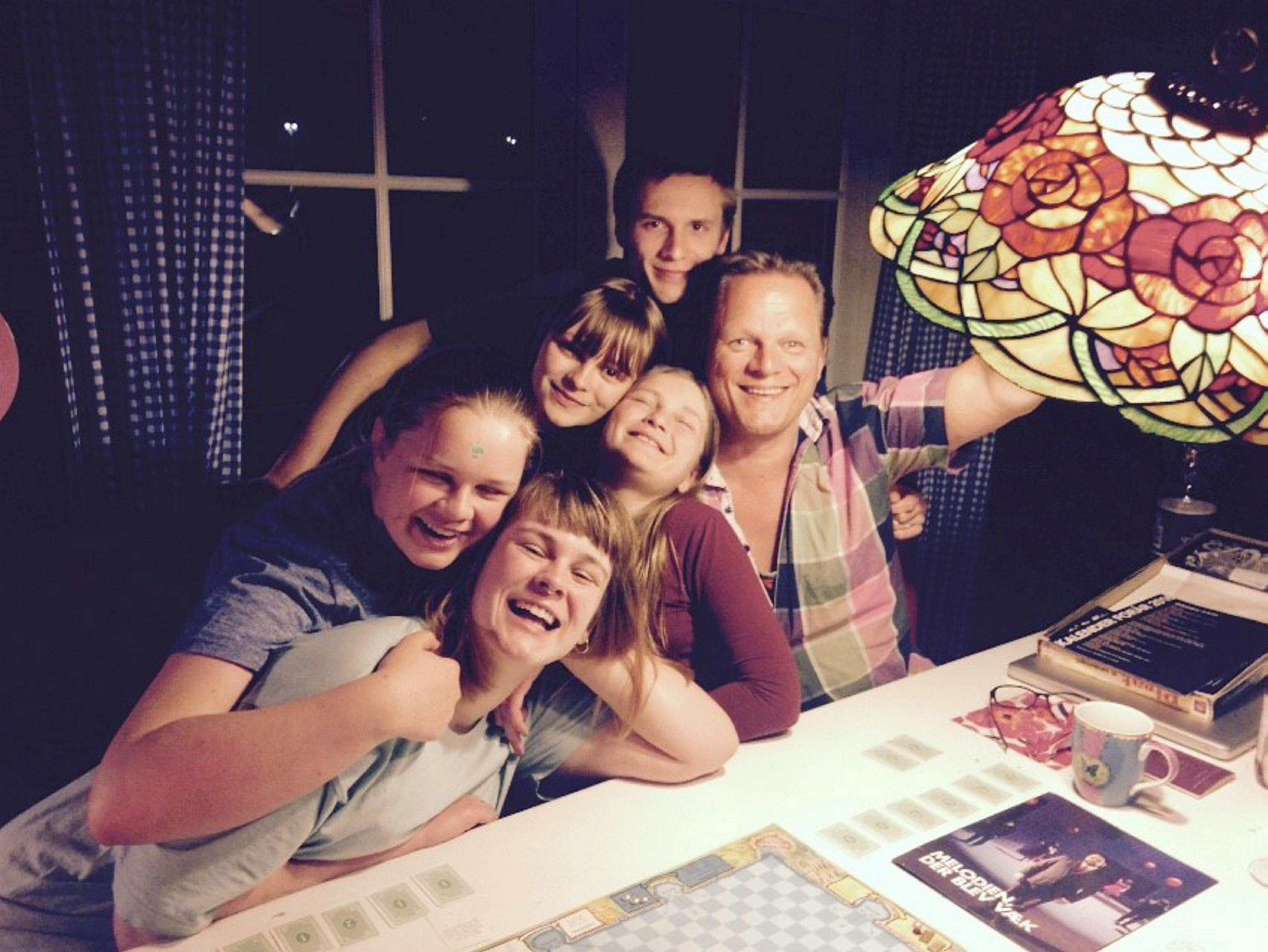 Her er Sigurd med sine store børn, Jens Konrad, 28, Olga, 25, Dagmar, 23, Magda, 20, Elli, 17, for nogle år siden.