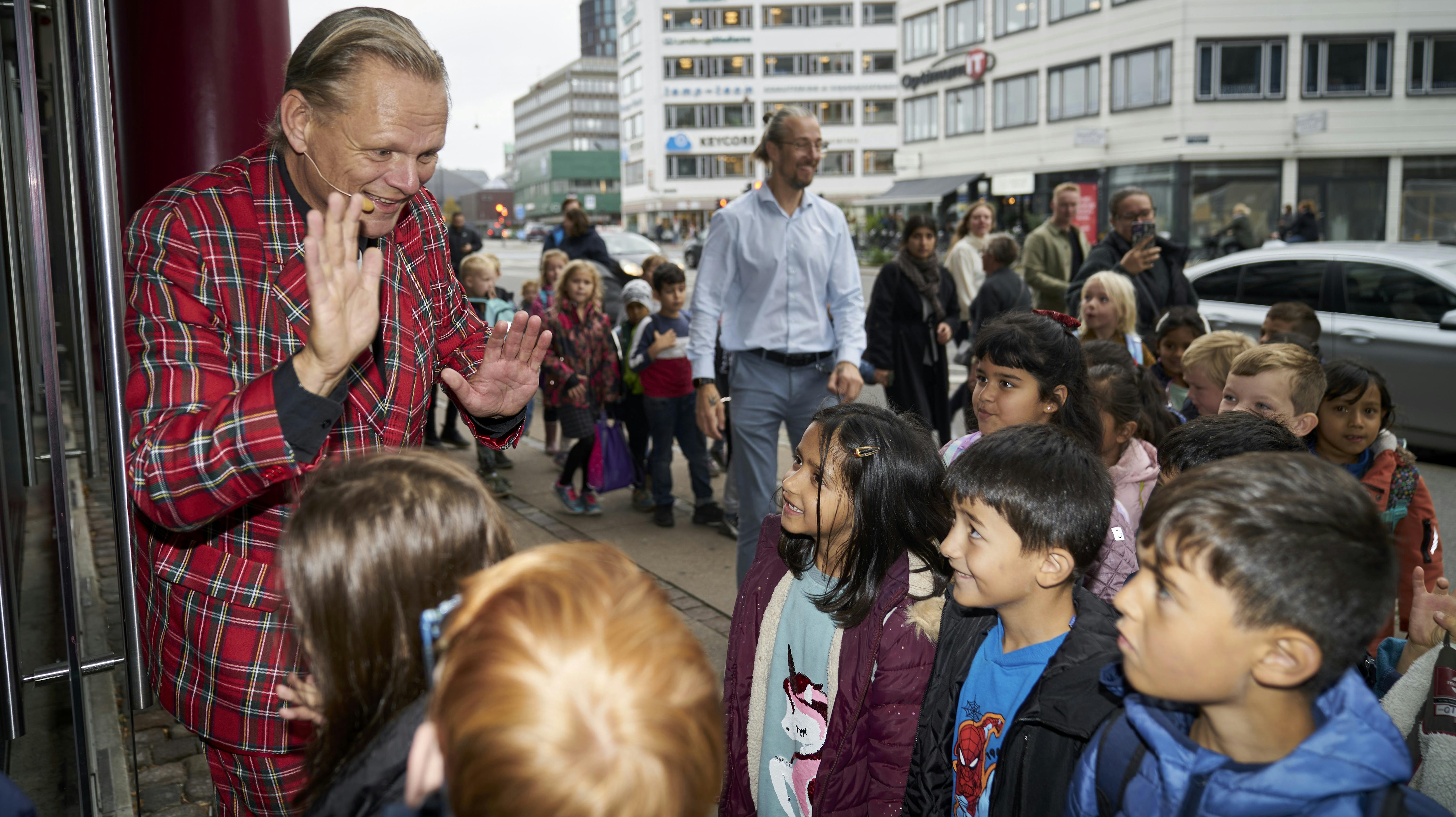 Der var high five til de spændte børn, der mødte op i Imperial i København til premieren på Sigurd Barrets biografkoncert, som spiller over hele landet.