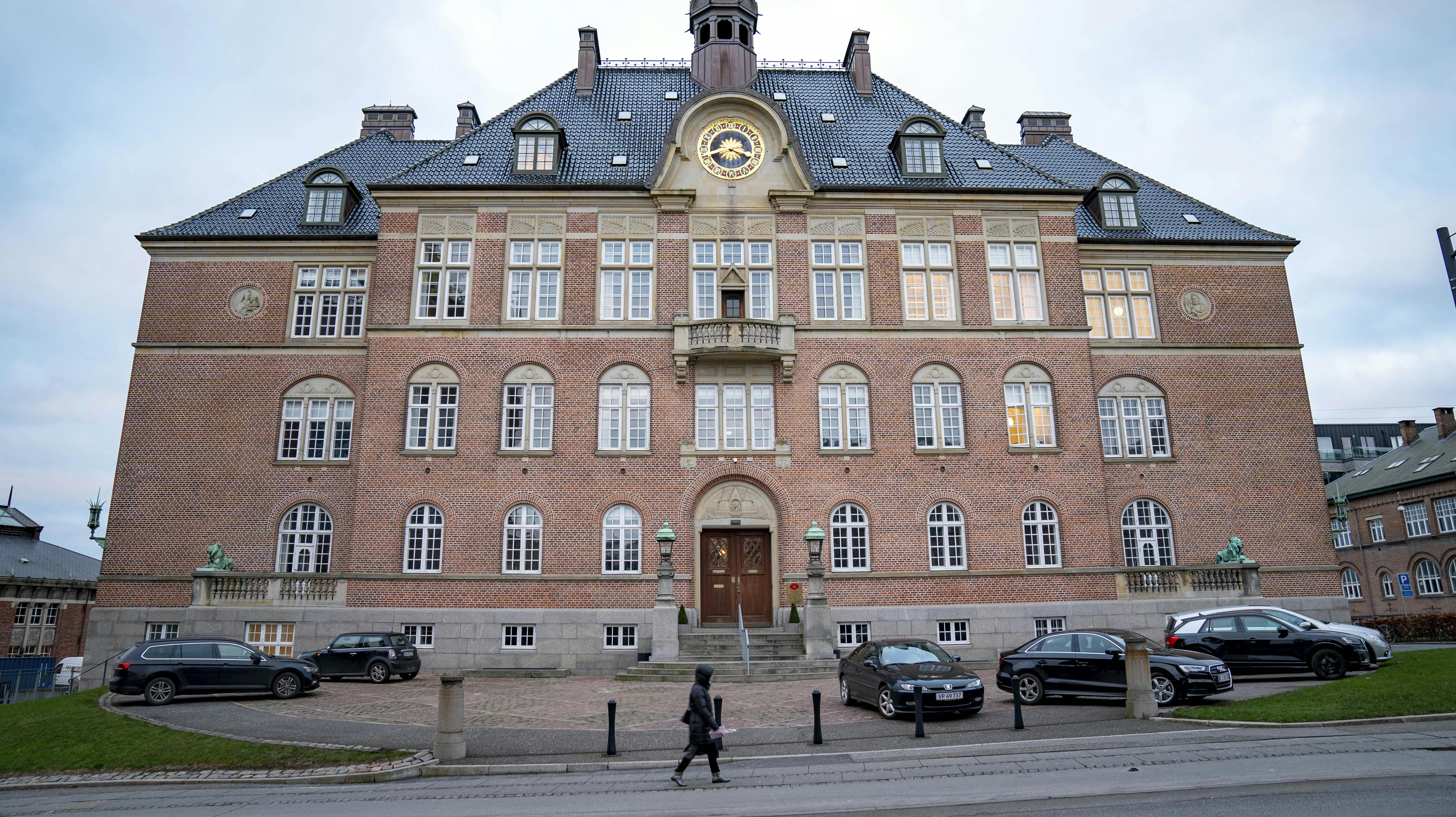 Den 39-årige bliver fremstillet her i Retten i Aarhus