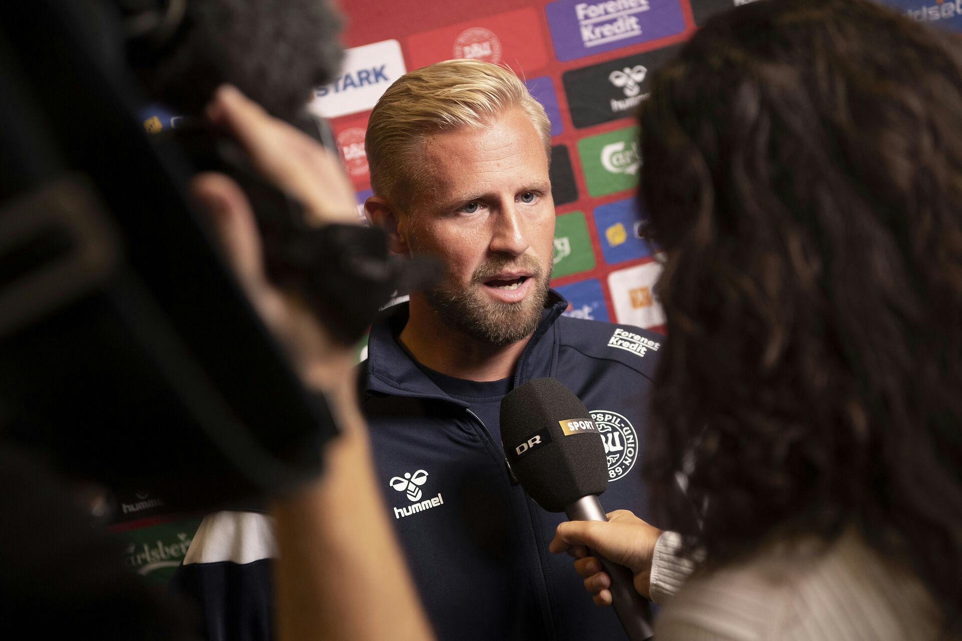 Kasper Schmeichel var ikke helt tilfreds med tempoet fra en af boldrengene i San Marino.&nbsp;