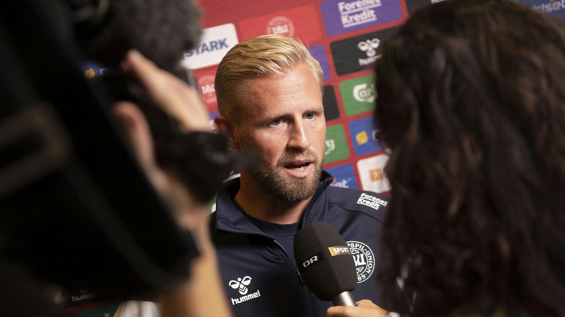 Kasper Schmeichel var ikke helt tilfreds med tempoet fra en af boldrengene i San Marino. 