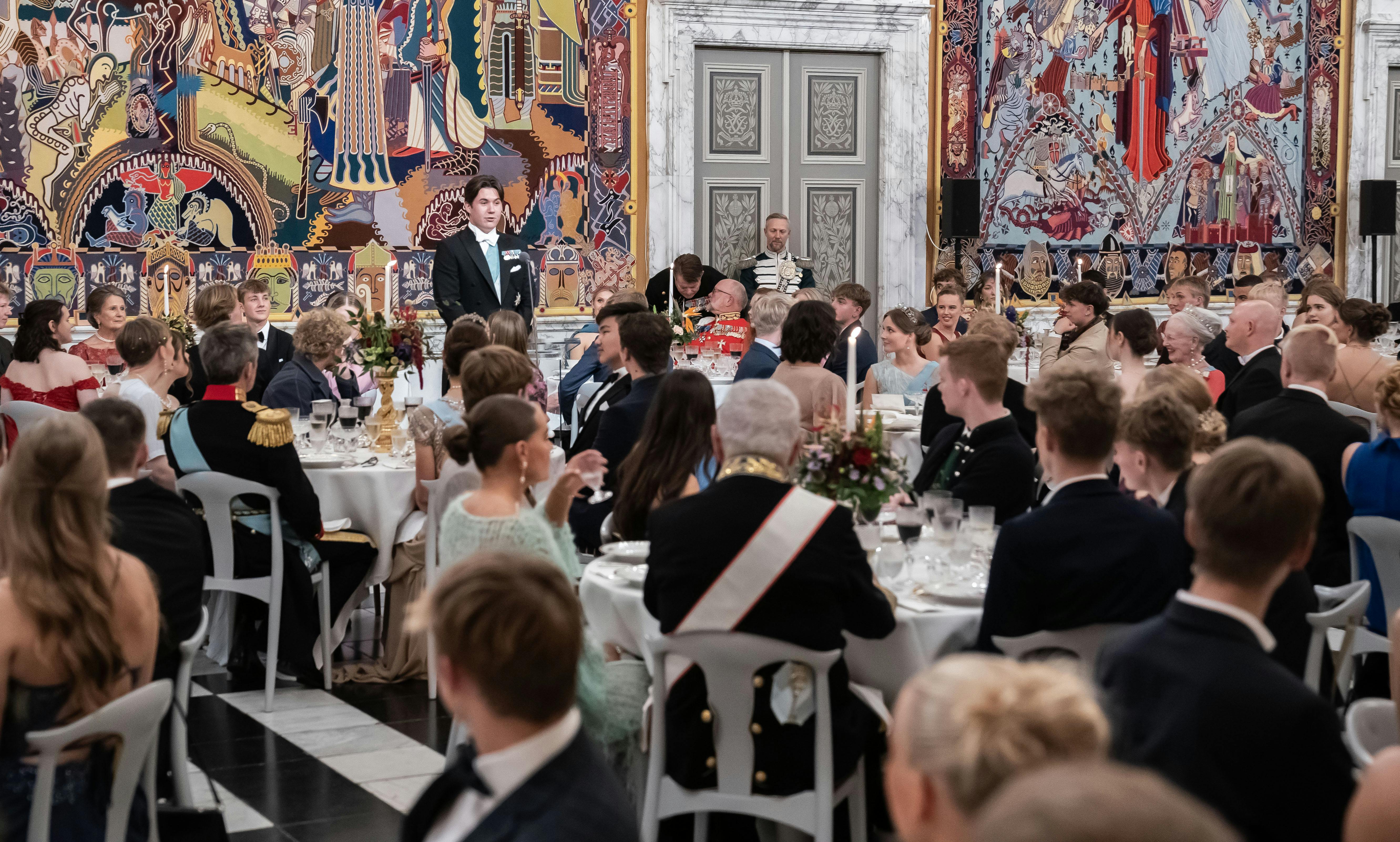 OPGAVE: Prins Christian 18 år. GallataffelRiddersalen. Kronprinsens tale og prins Christians taleSTED: Christiansborg SlotJOURNALIST: Jan Körner, Marianne Singer og Ulrik UlriksenFOTOGRAF: Hanne JuulDATO: 20231015