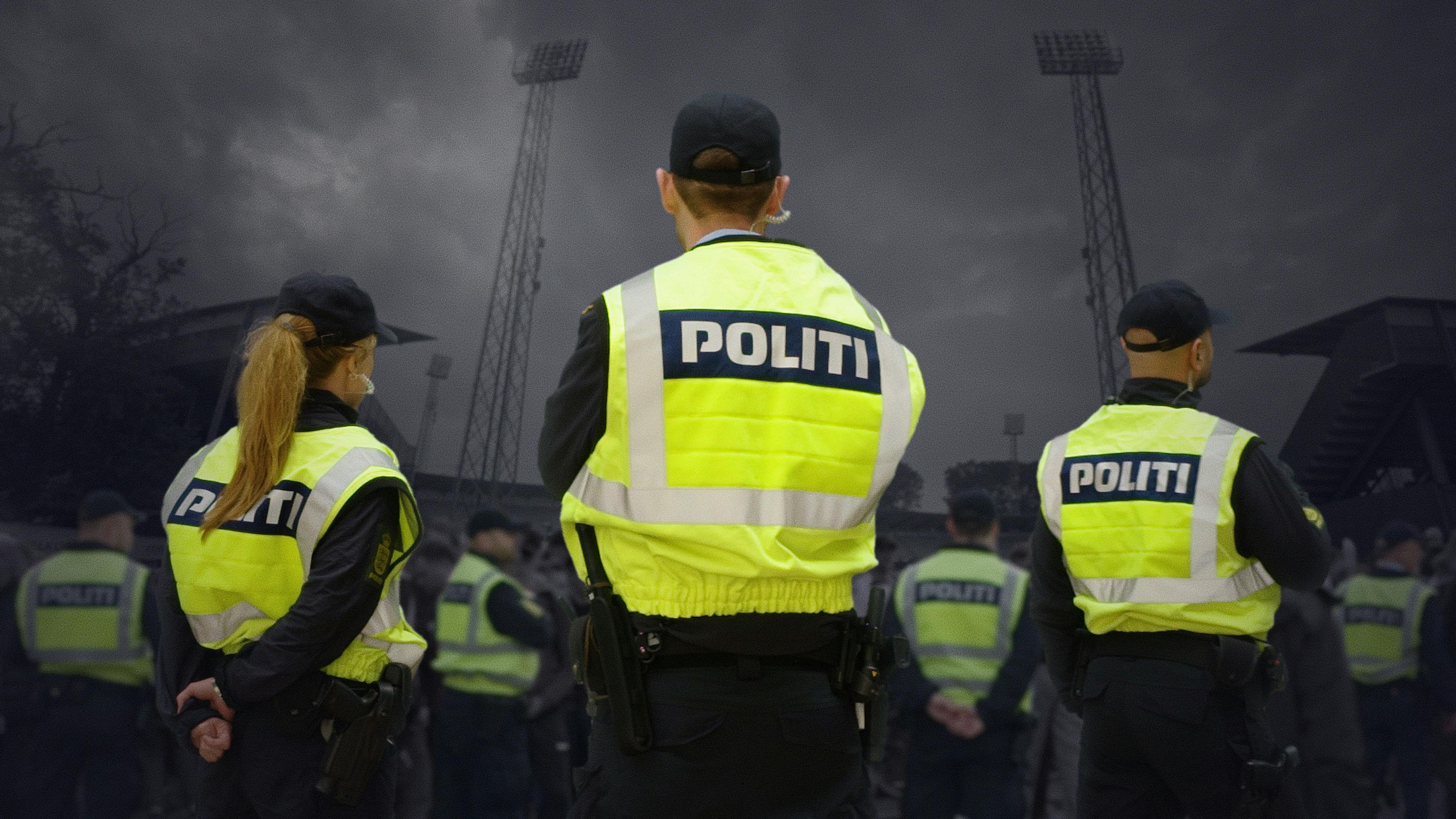 Dansk Politi bliver i en ny dokumentarserie på tv2 udsat for sønderlemmende kritik fra deres egne medarbejdere. De mener, at de bruger for meget tid på alt andet end politiarbejde.