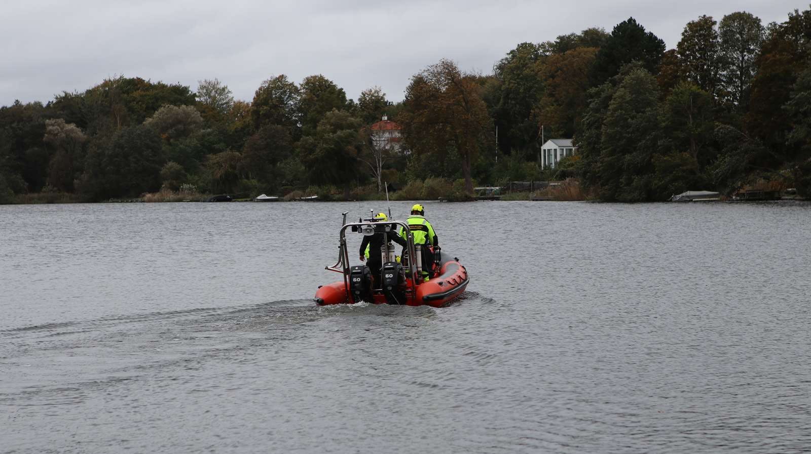 En redningsbåd blev hurtigt sat i søen for at redde vedkommende på paddelboardet.