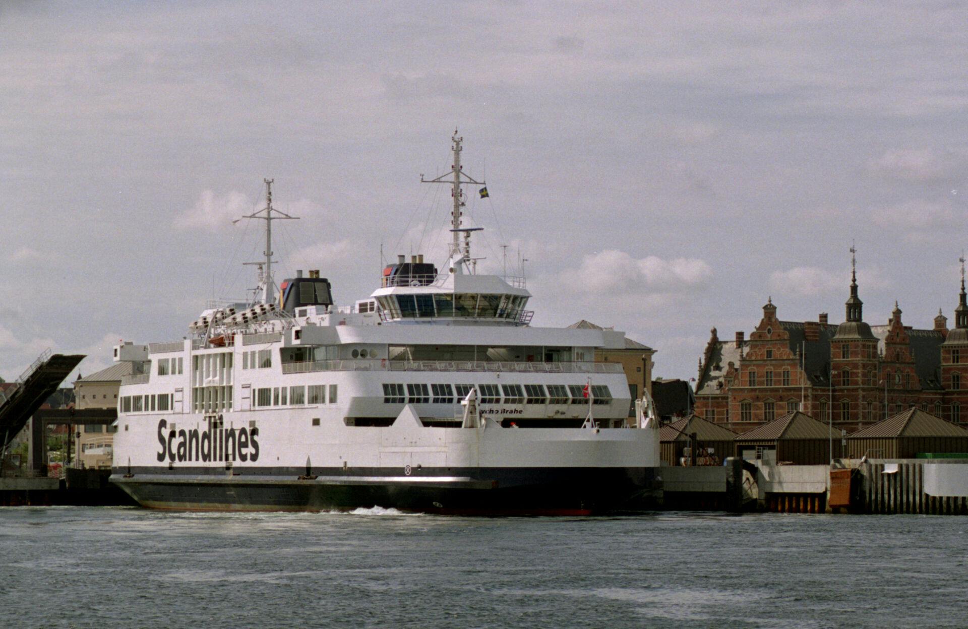 En person er faldet over bord fra færgen Tycho Brahe, der sejler mellem Helsingør og Helsingborg.