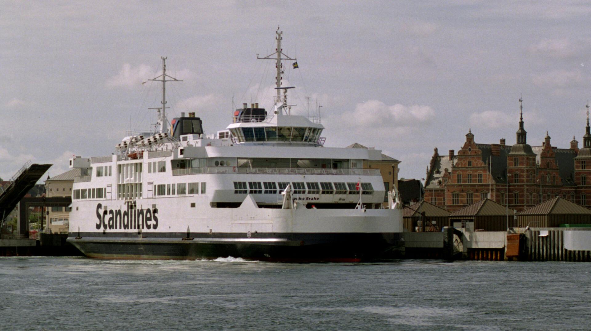 En person er faldet over bord fra færgen Tycho Brahe, der sejler mellem Helsingør og Helsingborg.