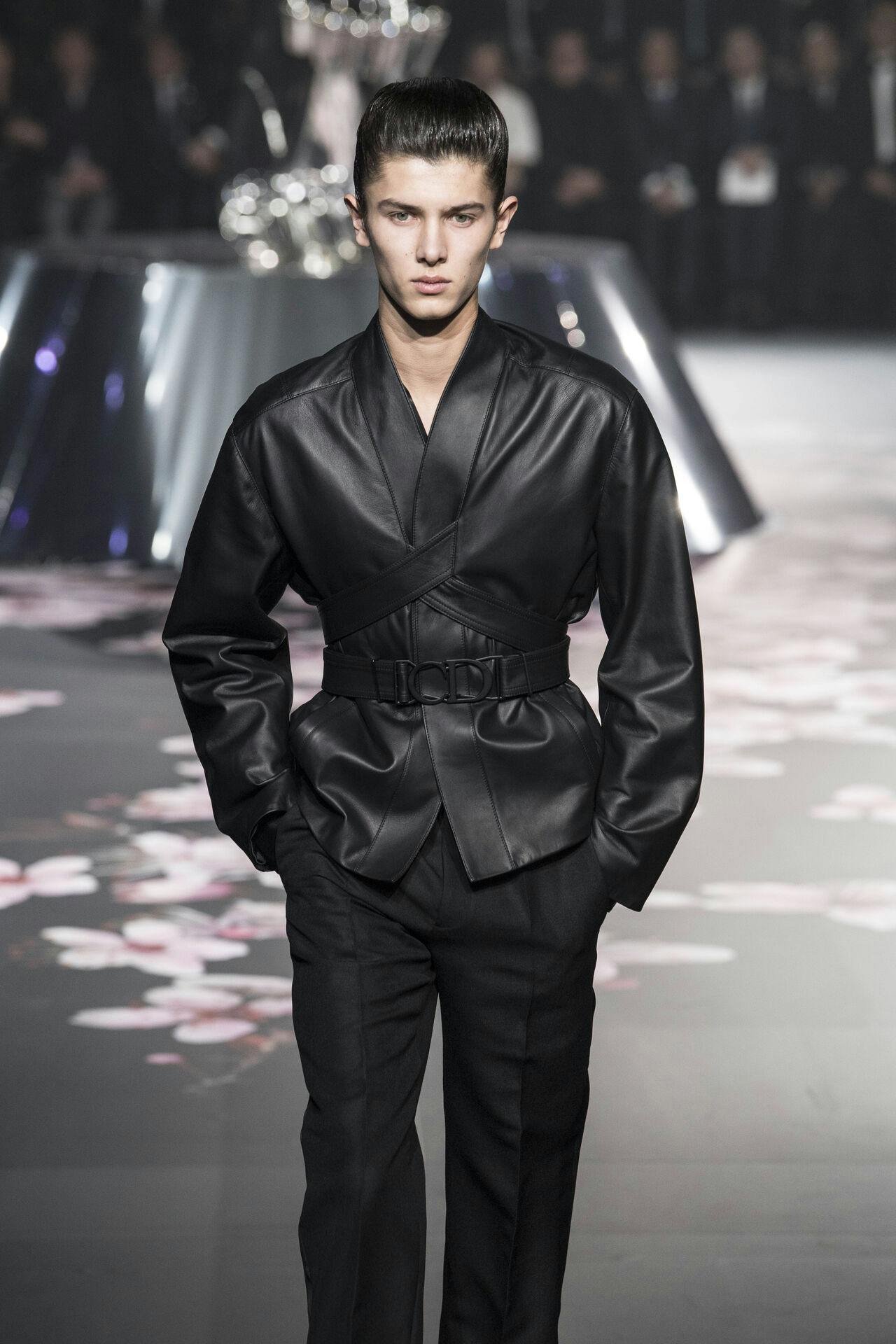 Nikolai var også i læder til Dior-showet under modeugen i Tokyo, Japan i 2019.