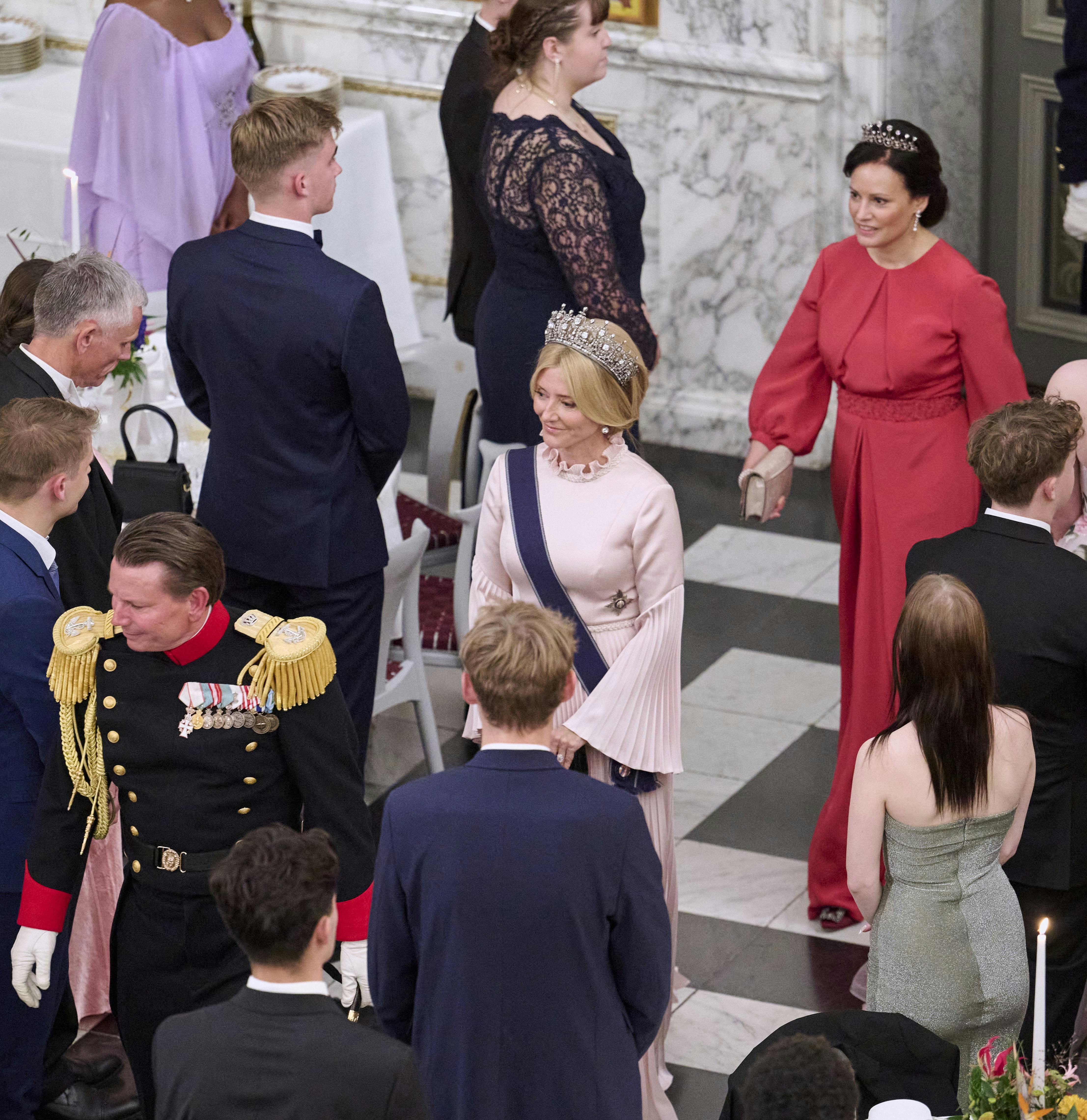 Her har kronprinsesse Marie-Chantal fået styr på ordenen "Order of Saints Olga and Sophia".
