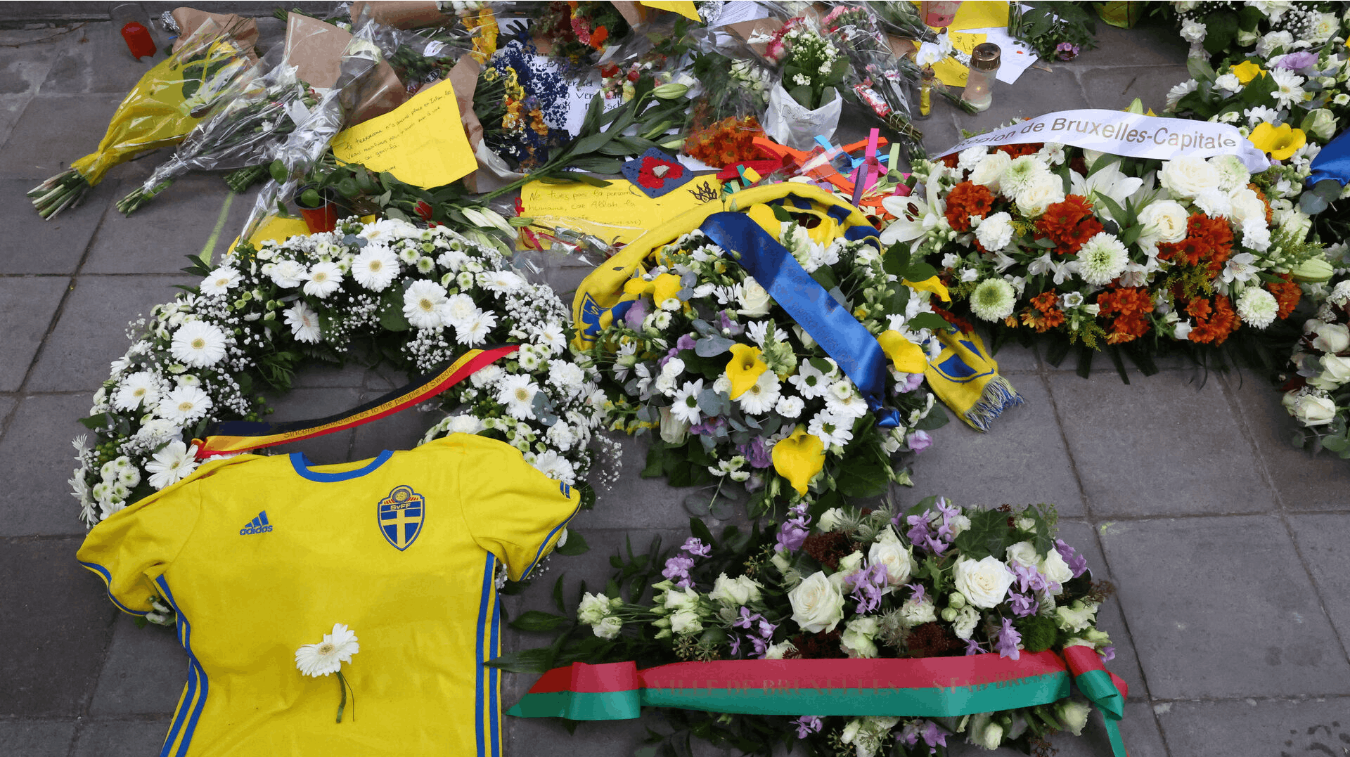 Ofrene for terrorangrebet er blevet mindet med blomster på gaden i Bruxelles.