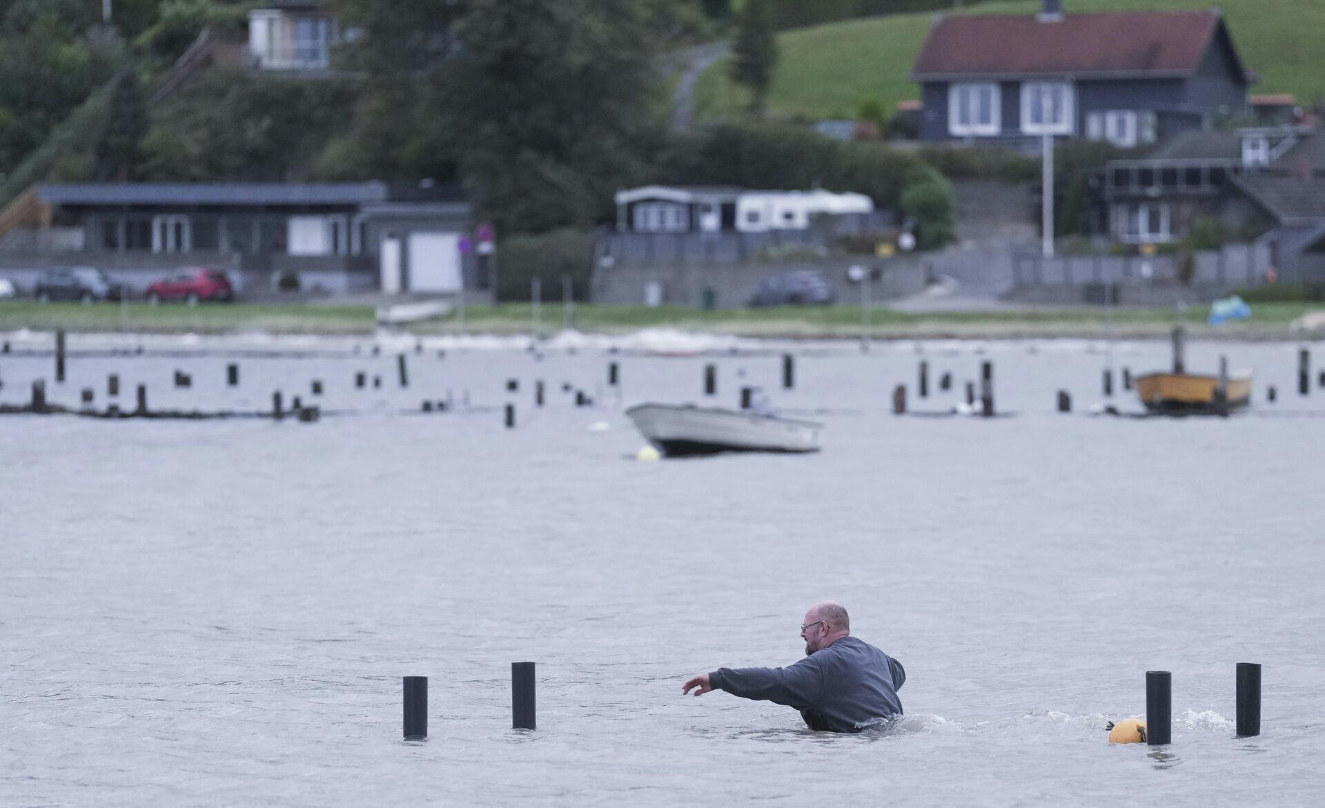 Her er en mand på vej ud for at sikre sin båd ved Sønderballe Strand ved Haderslev hvor beredskabstyrelsen og kommunerne forbereder sig på den voldsomme blæst med forhøjet vandstand til følge torsdag den 19. oktober 2023.