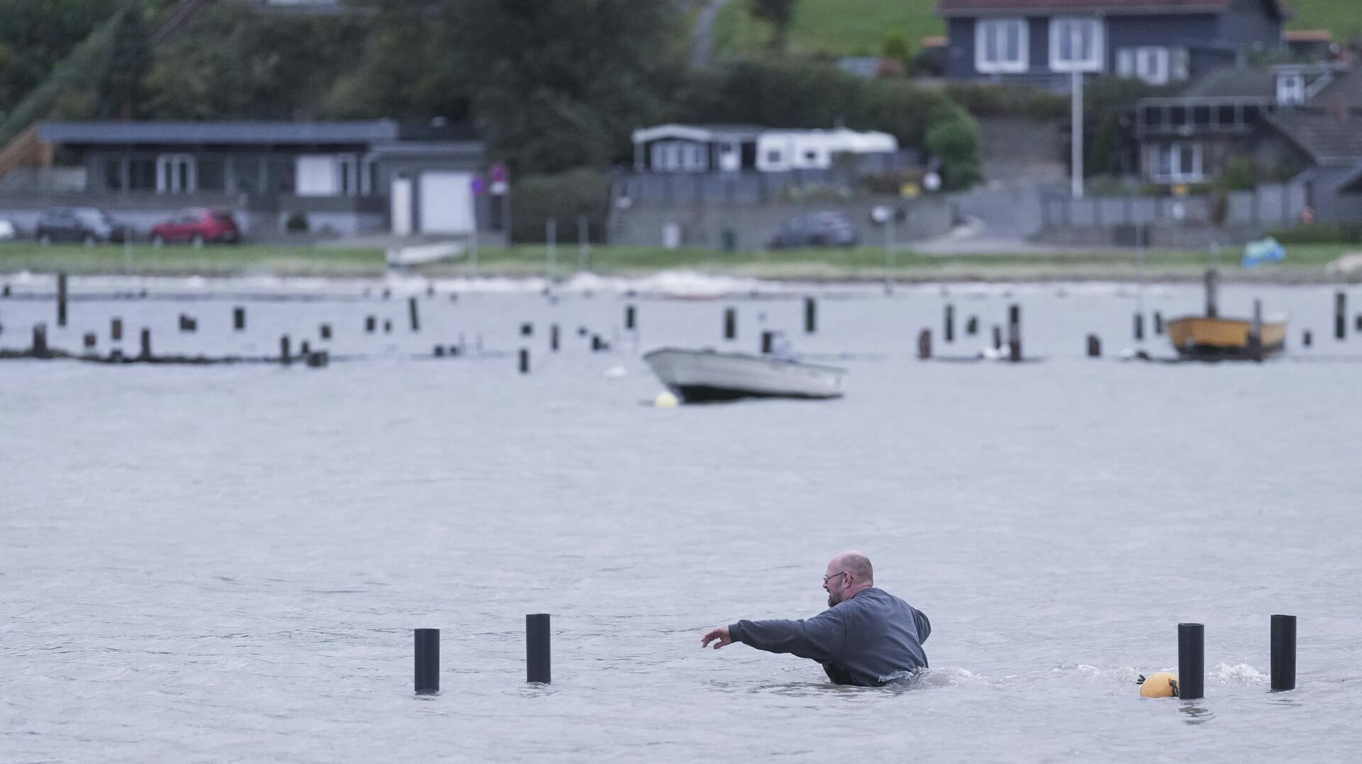 Her er en mand på vej ud for at sikre sin båd ved Sønderballe Strand ved Haderslev hvor beredskabstyrelsen og kommunerne forbereder sig på den voldsomme blæst med forhøjet vandstand til følge torsdag den 19. oktober 2023.
