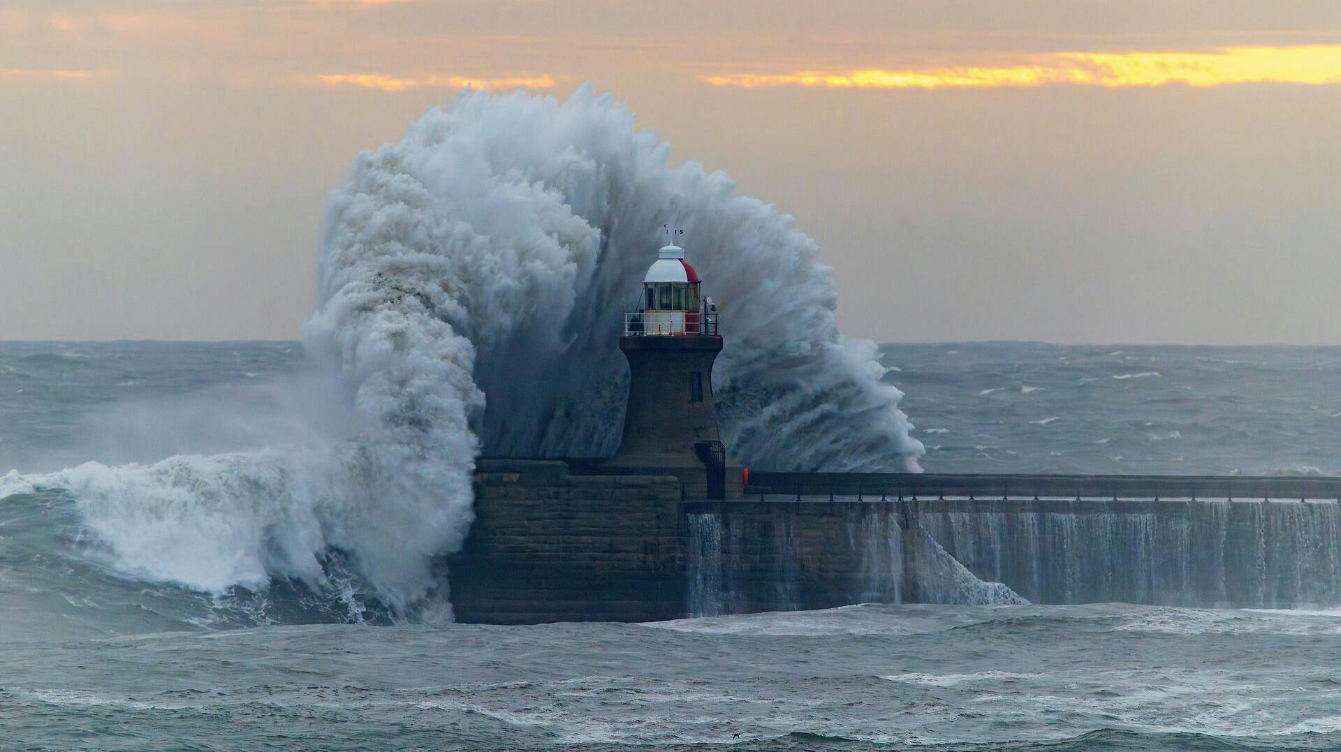 Her ses voldsomme bølger i det såkaldte South Shields Lighthouse i England. 