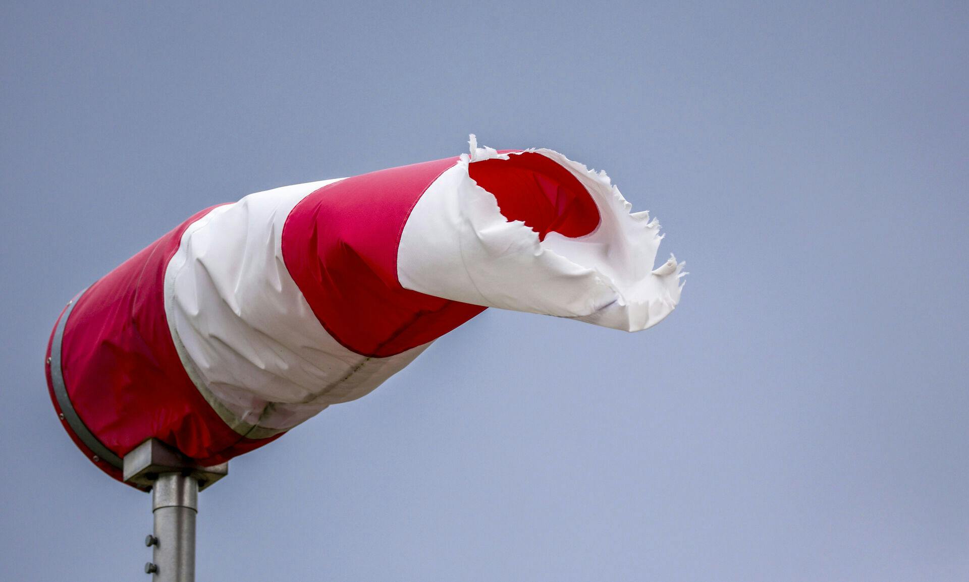 14 October 2023, Baden-W'rttemberg, Munderkingen: A windsock torn by the storm stands horizontally in the wind. Photo by: Thomas Warnack/picture-alliance/dpa/AP Images