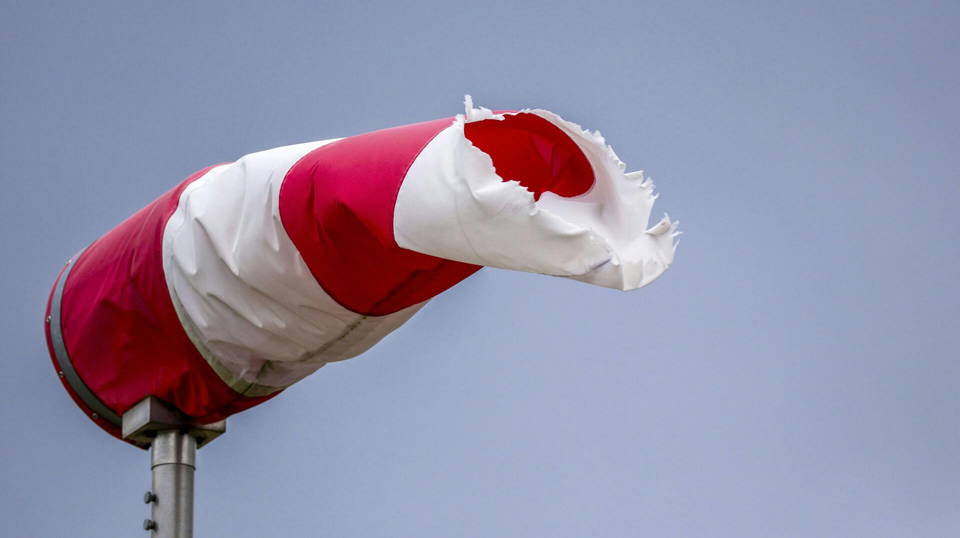 14 October 2023, Baden-W'rttemberg, Munderkingen: A windsock torn by the storm stands horizontally in the wind. Photo by: Thomas Warnack/picture-alliance/dpa/AP Images