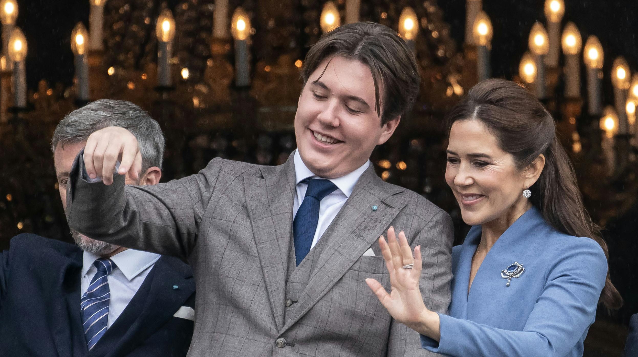 Kronprinsesse Mary med prins Christian på balkonen i anledning af sønnens fødselsdag. Nu venter der så nogle hektiske dage for kronprinsessen. 