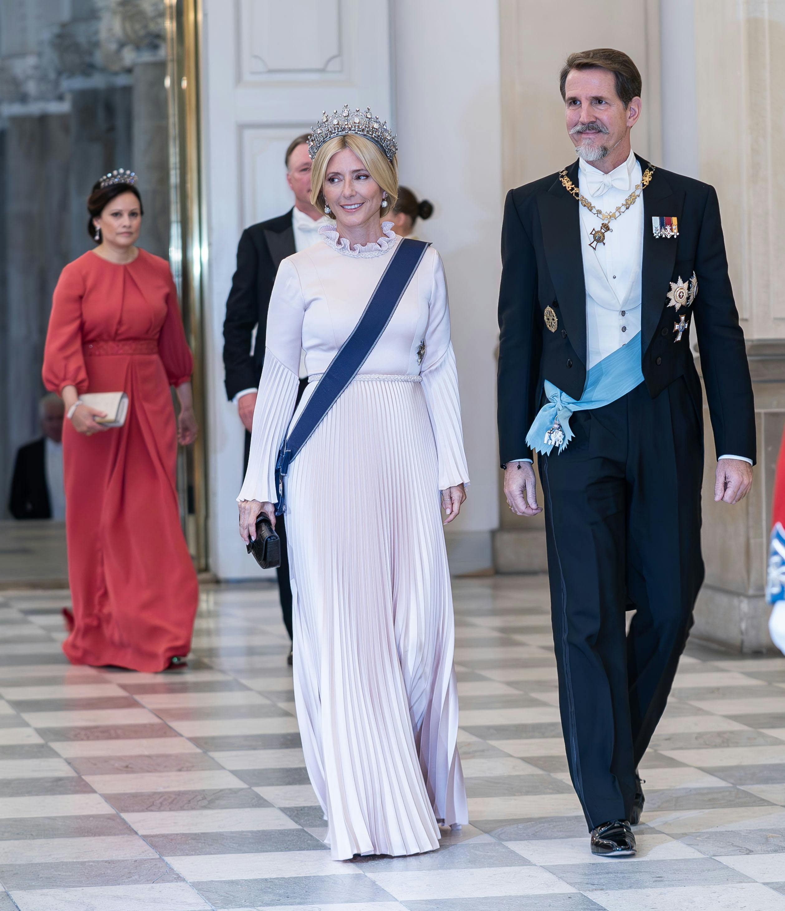 Smukke var det græske kronprinsepar, da de ankom til prins Christians fødselsdag. Senere kom der også styr på kronprinsesse Marie-Chantals ordensbånd.