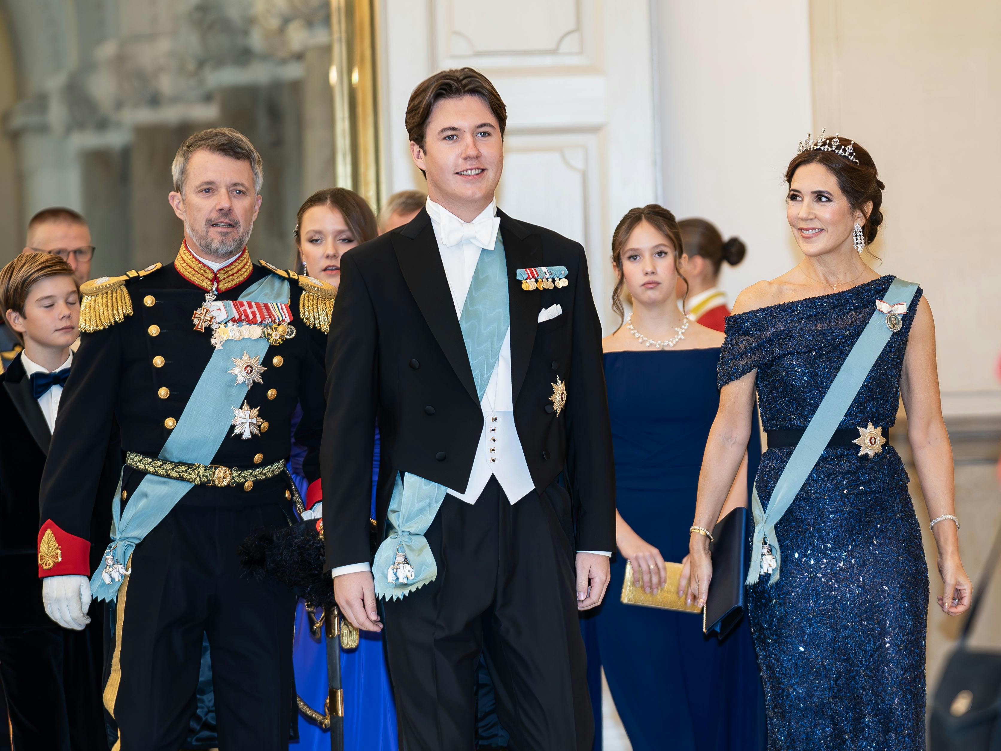 Mor og far havde arrangeret et surpriseparty for prins Christian, da gallataflet på Christiansborgs Slot var overstået søndag aften. Her var alle de tætteste venner inviteret til fest natten lang.