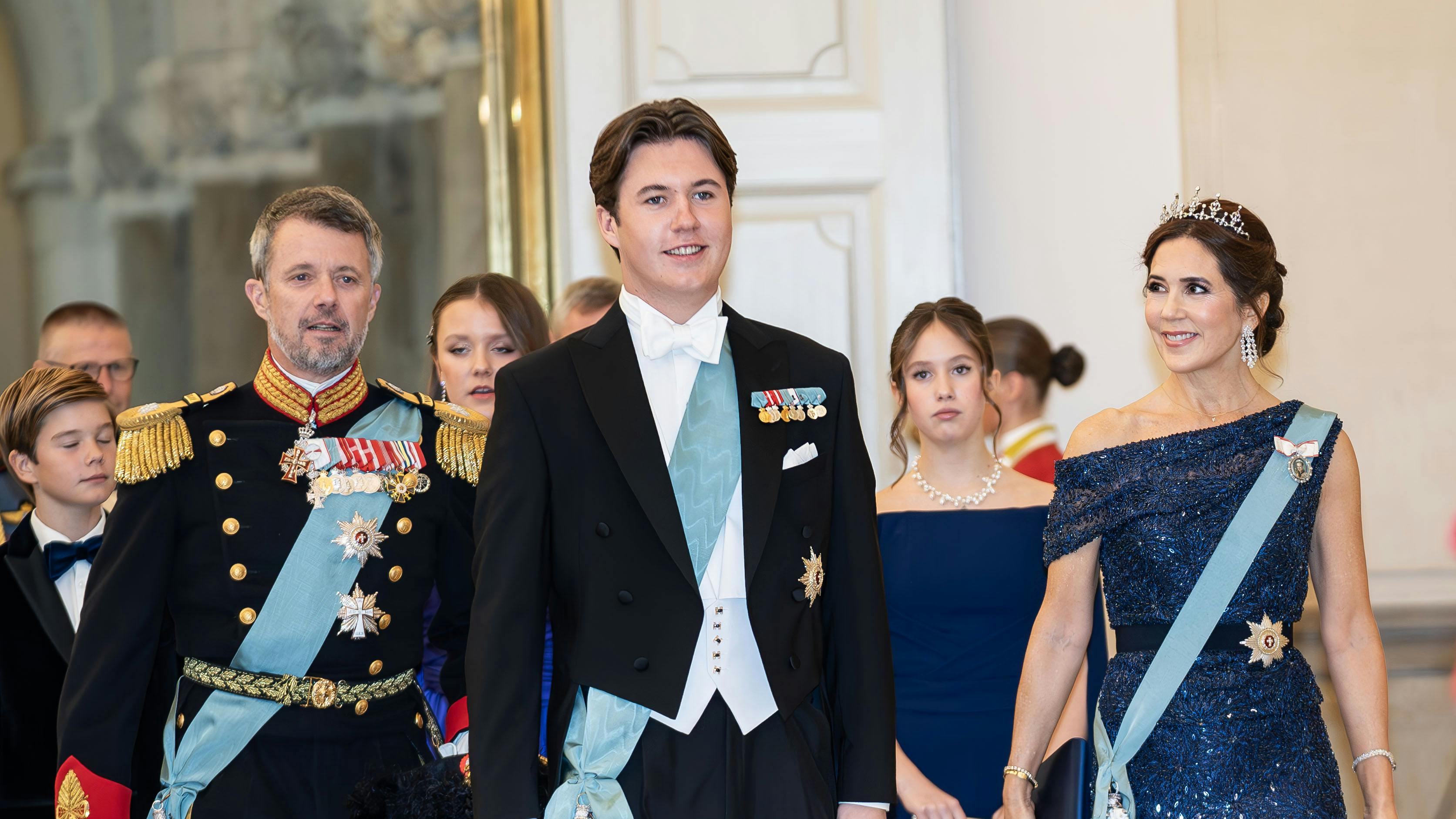 Mor og far havde arrangeret et surpriseparty for prins Christian, da gallataflet på Christiansborgs Slot var overstået søndag aften. Her var alle de tætteste venner inviteret til fest natten lang.