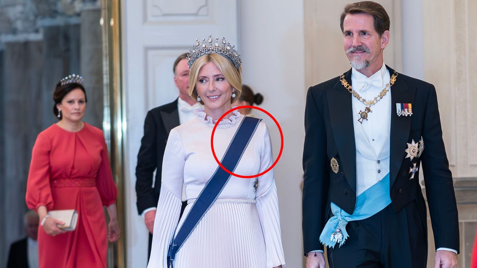 Venstre eller højre skulder? Det var spørgsmålet for kronprinsesse Marie-Chantal, da hun skulle iføre sig ordensbåndet. Det viste sig dog, at hun efterfølgende måtte rette på det.