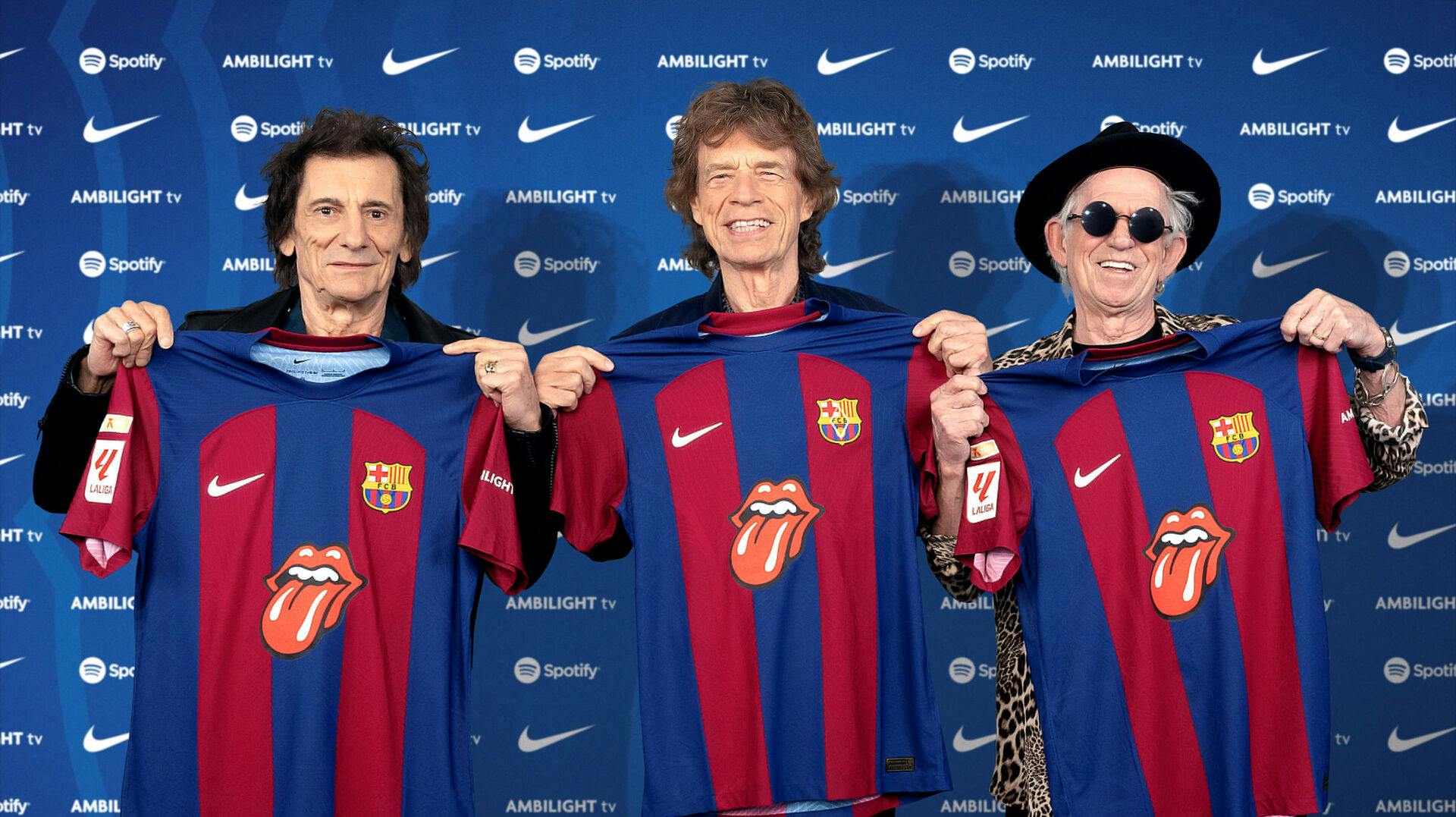 Ronnie Wood, Mick Jagger og Keith Richards viser stolt tungerne frem.
