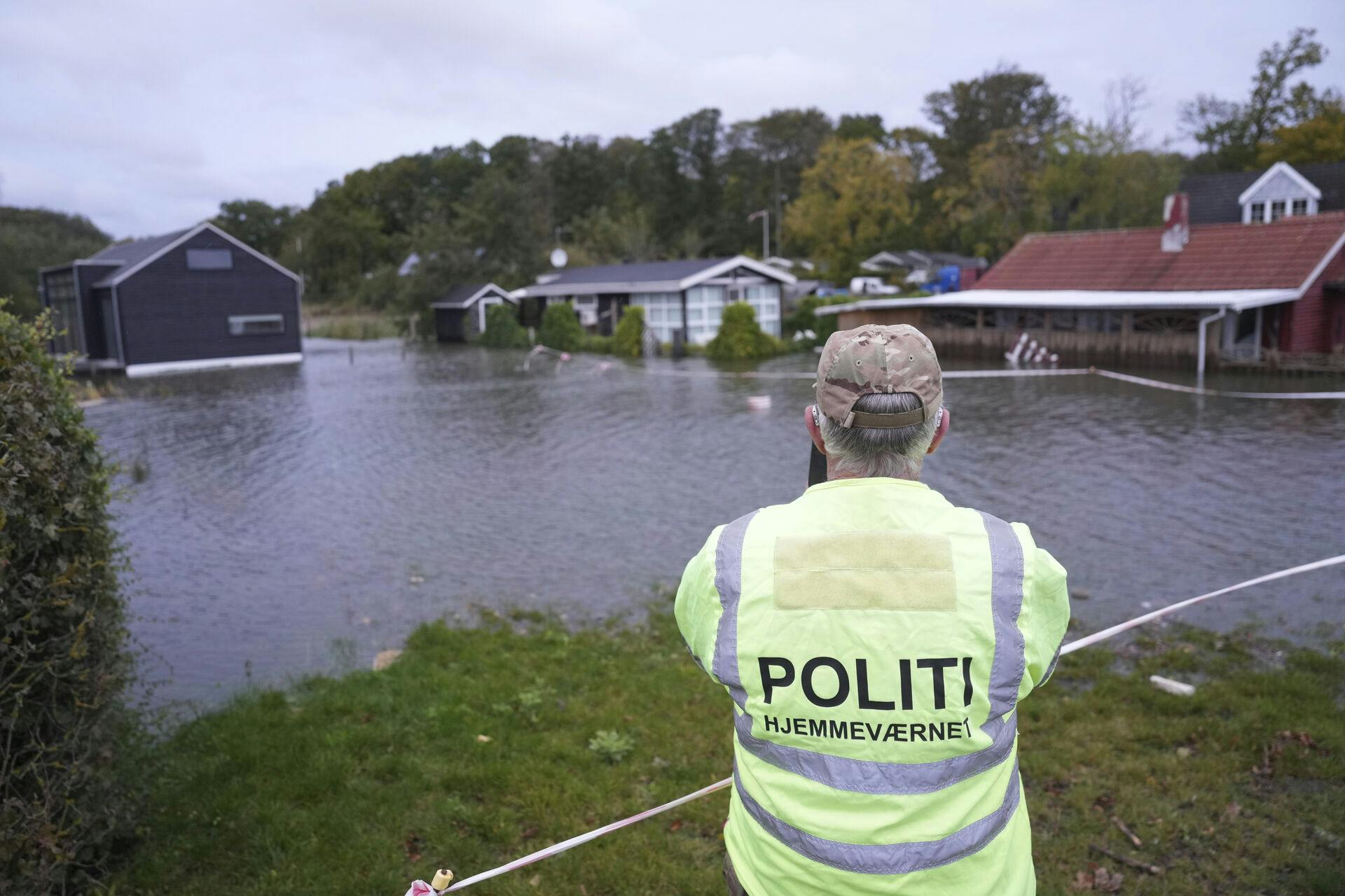 Sommerhusområdet ved Kelstrup Strand fredag den 20. oktober 2023. DMI har varslet vindstød af stormstyrke og forhøjet vandstand. (Foto: Claus Fisker/Ritzau Scanpix)