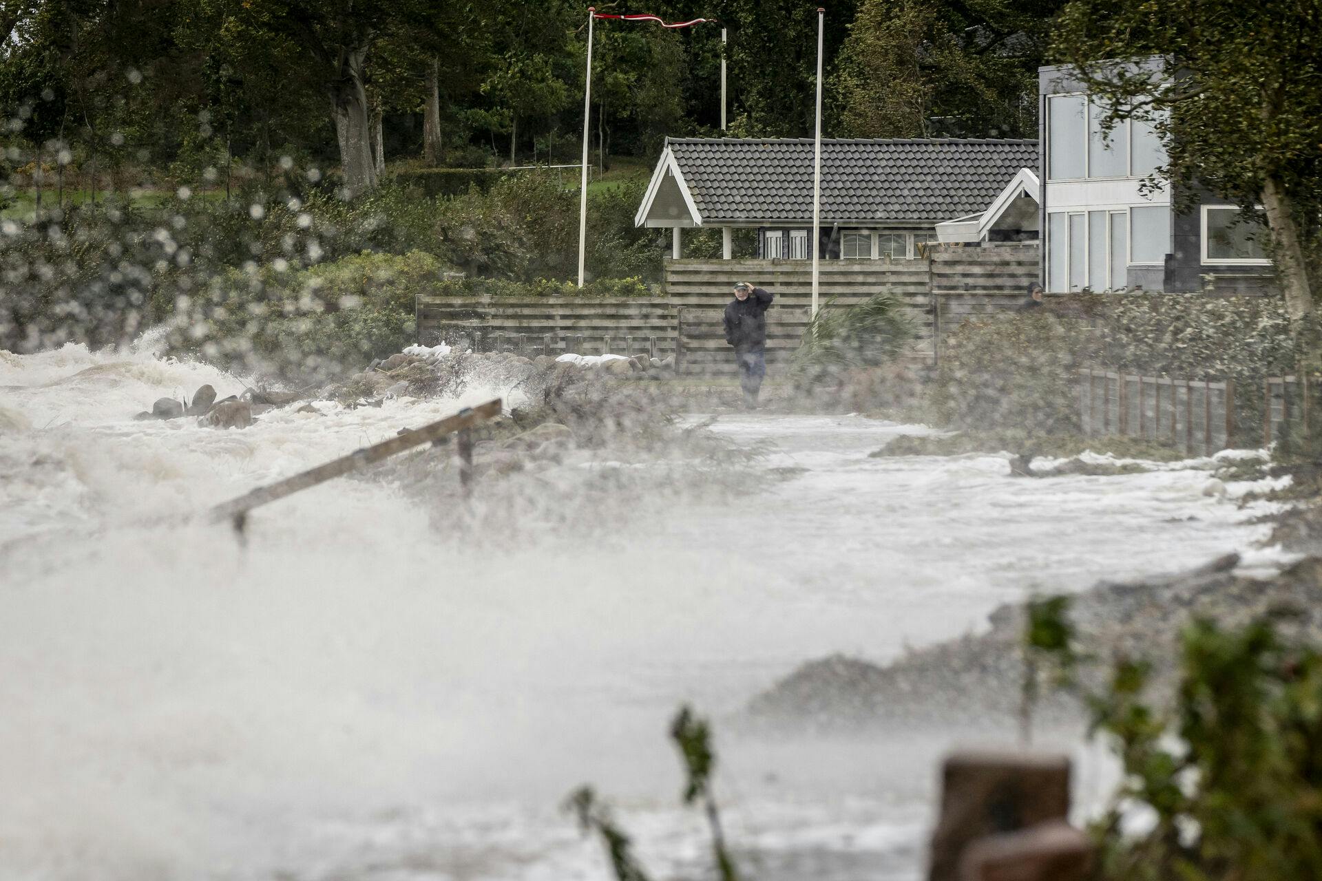 Sommerhusområdet ved Sandersvig Strand fredag den 20. oktober 2023. DMI har varslet vindstød af stormstyrke og forhøjet vandstand.. (Foto: Mads Claus Rasmussen/Ritzau Scanpix)