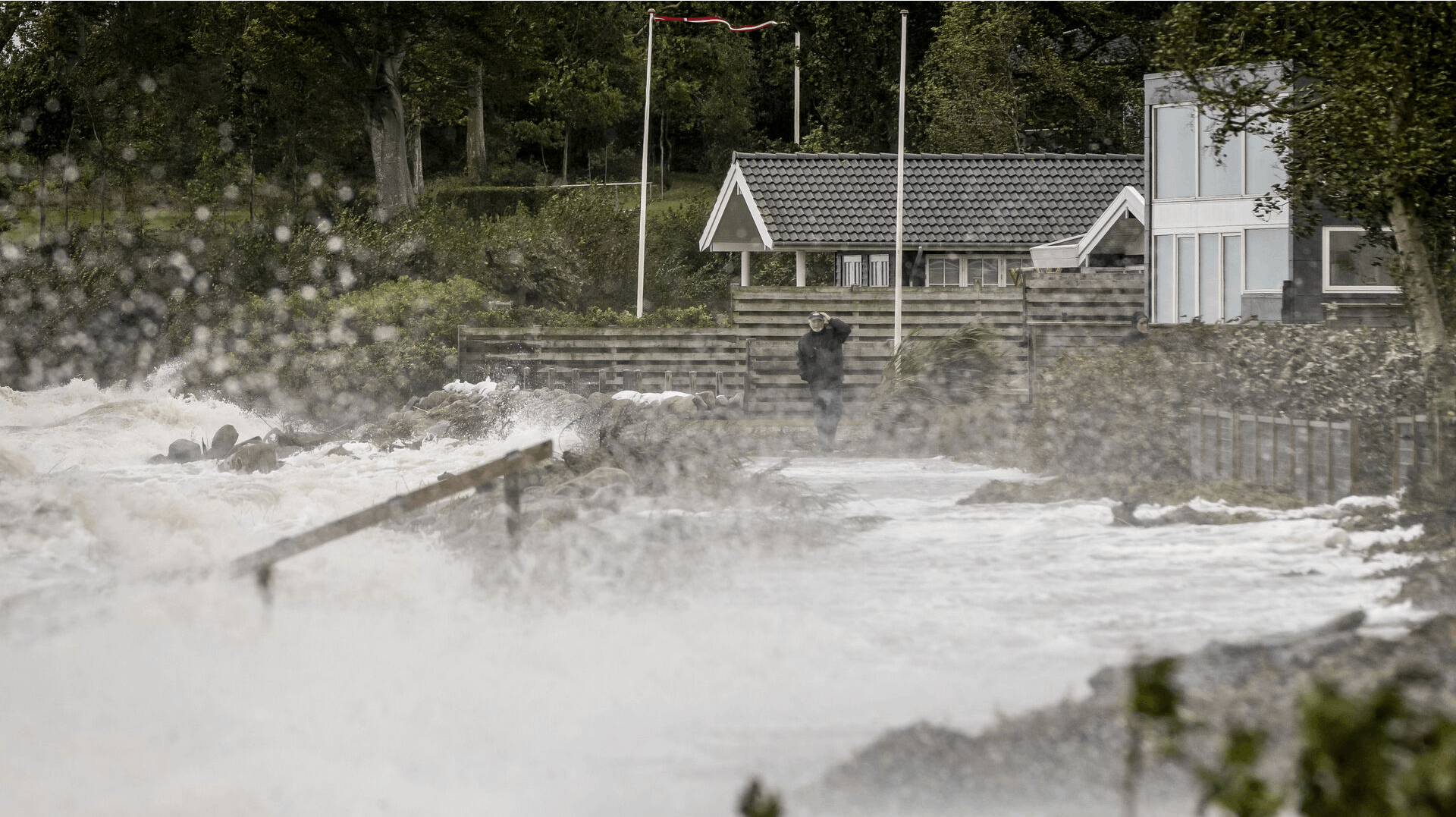 Sommerhusområdet ved Sandersvig Strand fredag den 20. oktober 2023. DMI har varslet vindstød af stormstyrke og forhøjet vandstand.. (Foto: Mads Claus Rasmussen/Ritzau Scanpix)