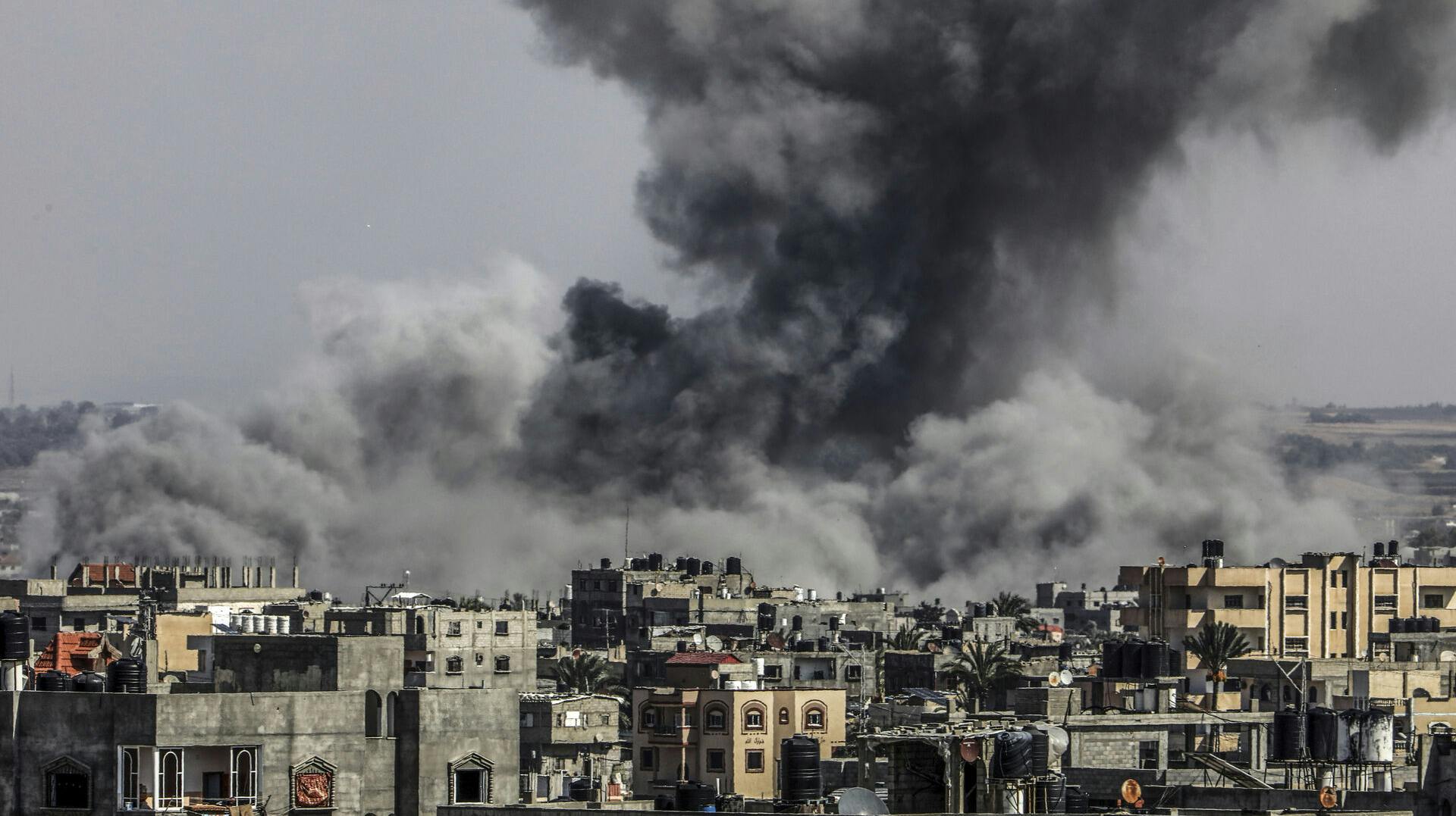 19 October 2023, Palestinian Territories, Rafah: Smoke rises after Israeli airstrikes on Rafah in the southern Gaza Strip. Photo by: Abed Rahim Khatib/picture-alliance/dpa/AP Images