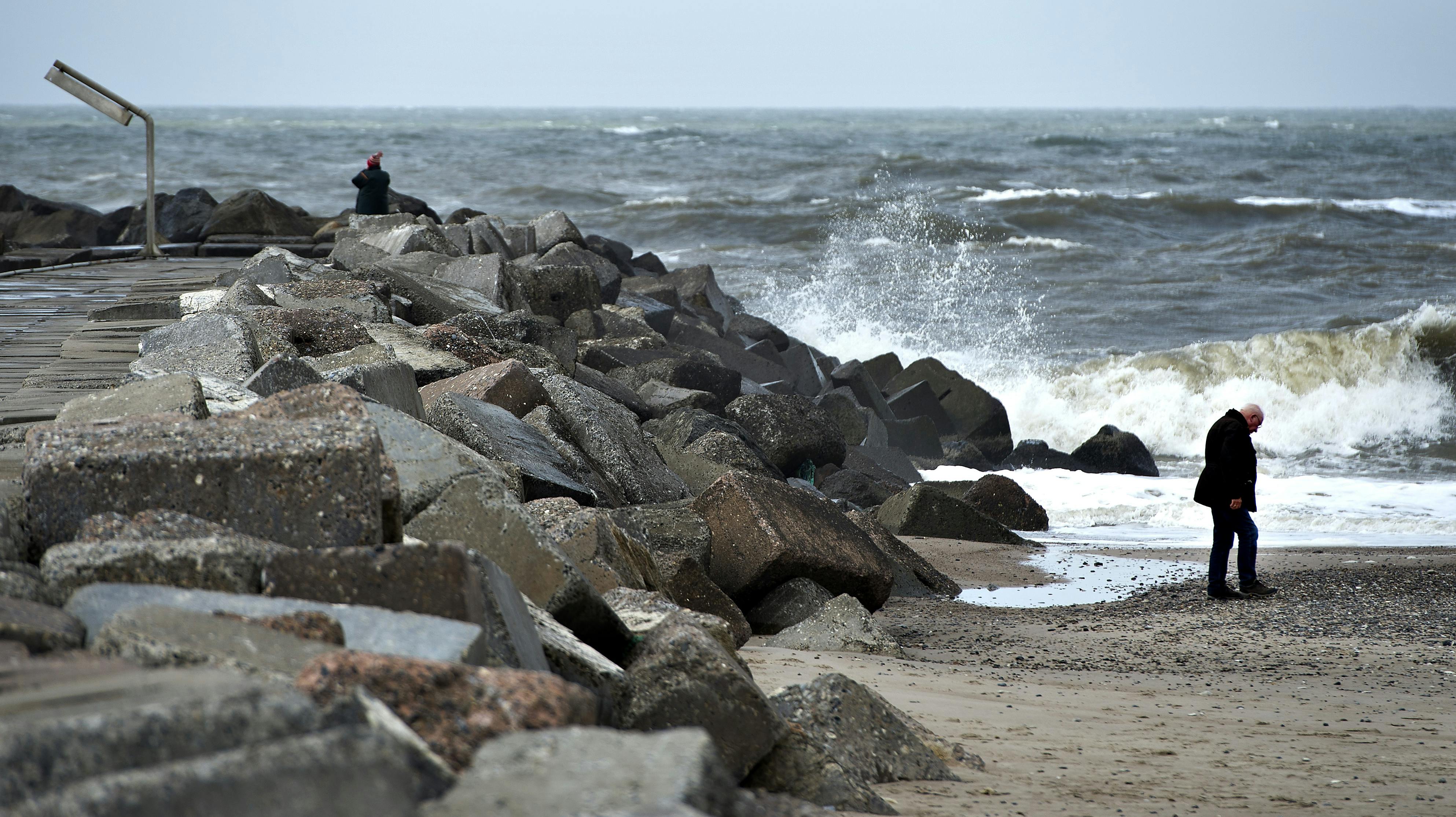Stærk vind og kuling prægede livet ved vestkysten mandag eftermioddag den 29. april. Her er det ved Thorsminde Strand. (Foto: Henning Bagger/Scanpix 2013)