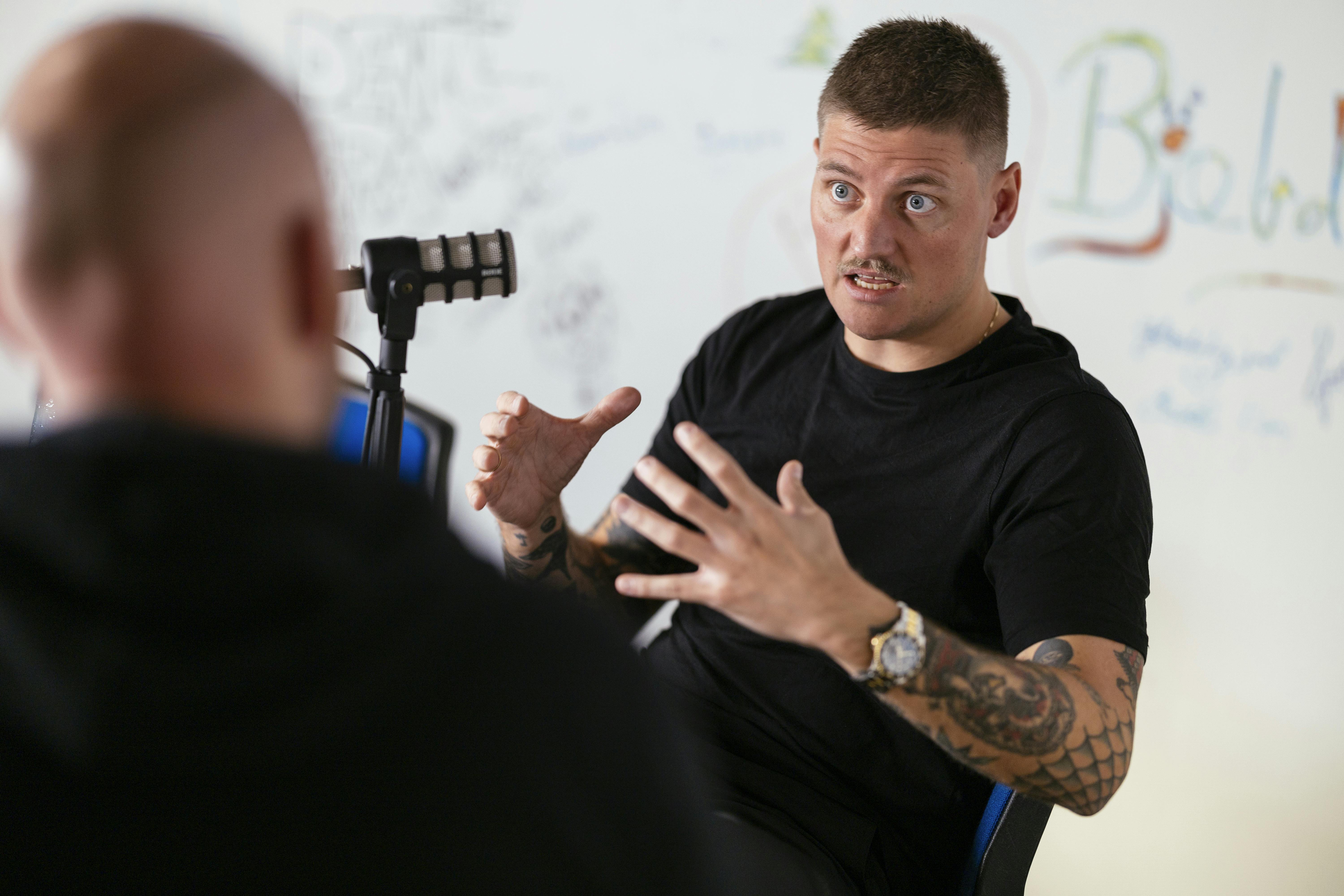 L.I.G.A.-forsanger Nicky Russell fortæller om sin skræmmende oplevelse fredag aften.