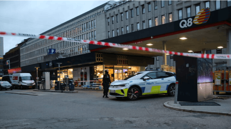 Gerningsmanden er stadig på fri fod.