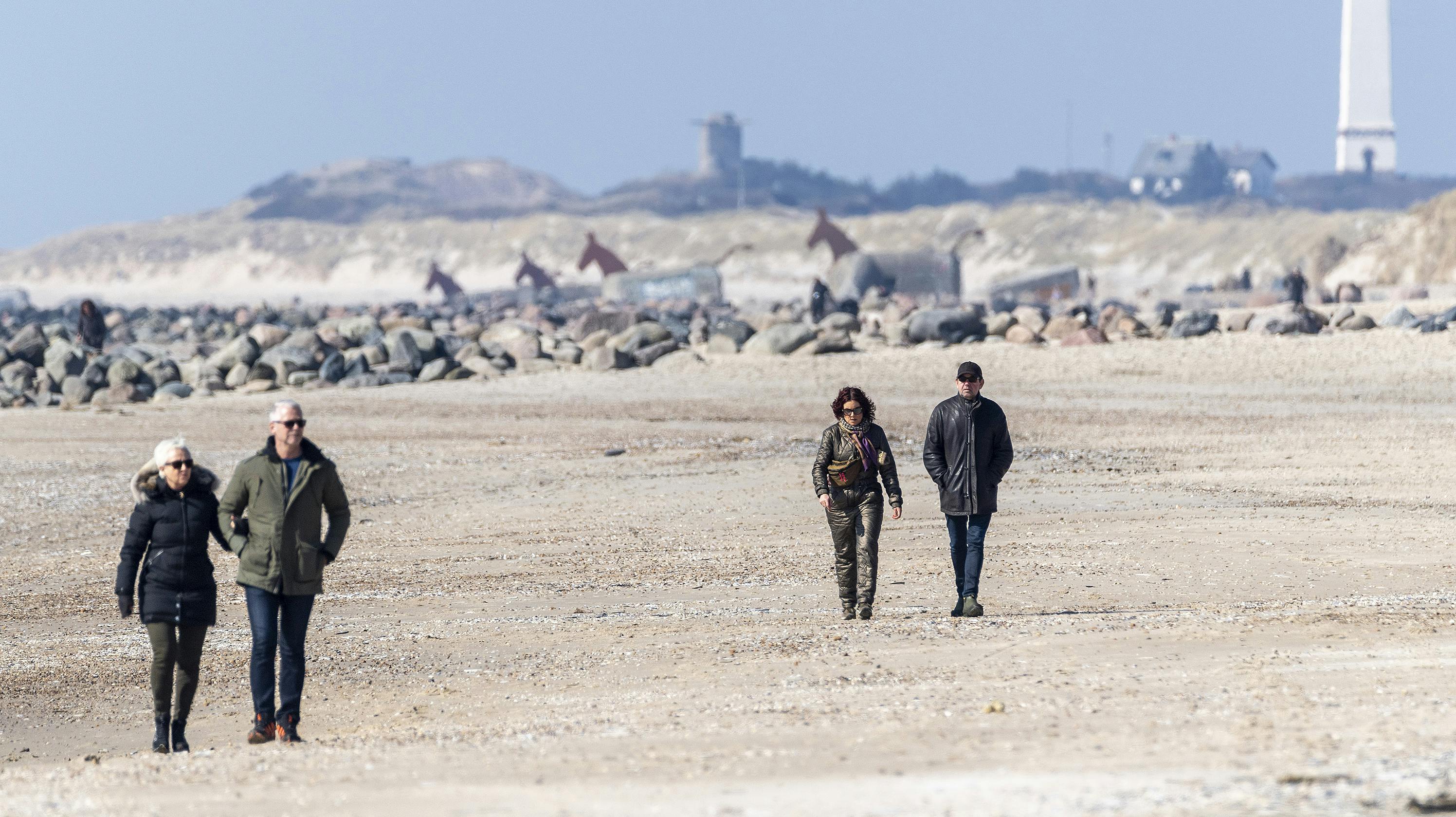 Folk nyder solen på Hvidbjerg Strand ved Blåvand mens Corona krisen raser. Den 27. marts 2020.. (Foto: John Randeris/Ritzau Scanpix)