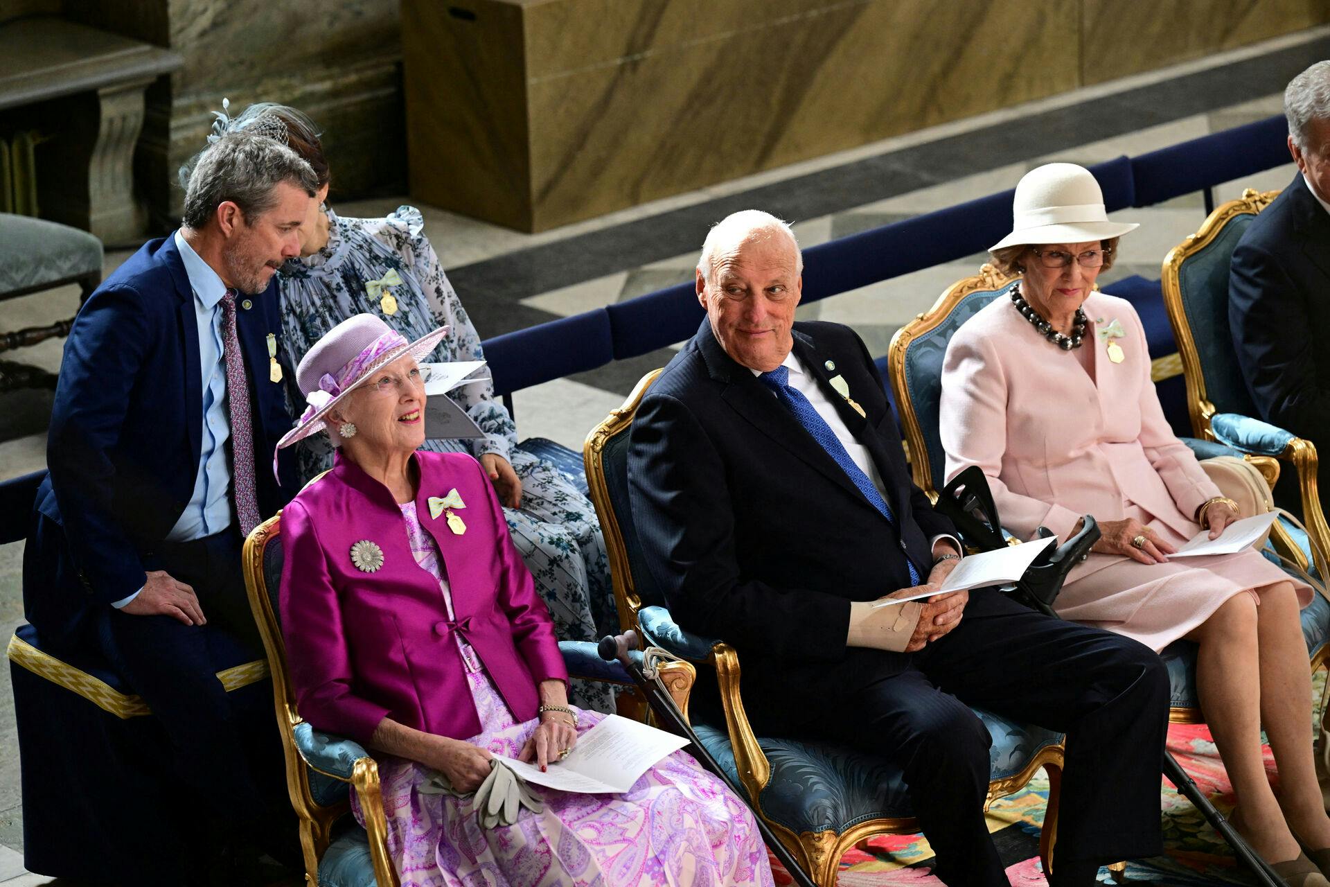 Kong Harald ved siden af dronning Margrethe (tv.). 