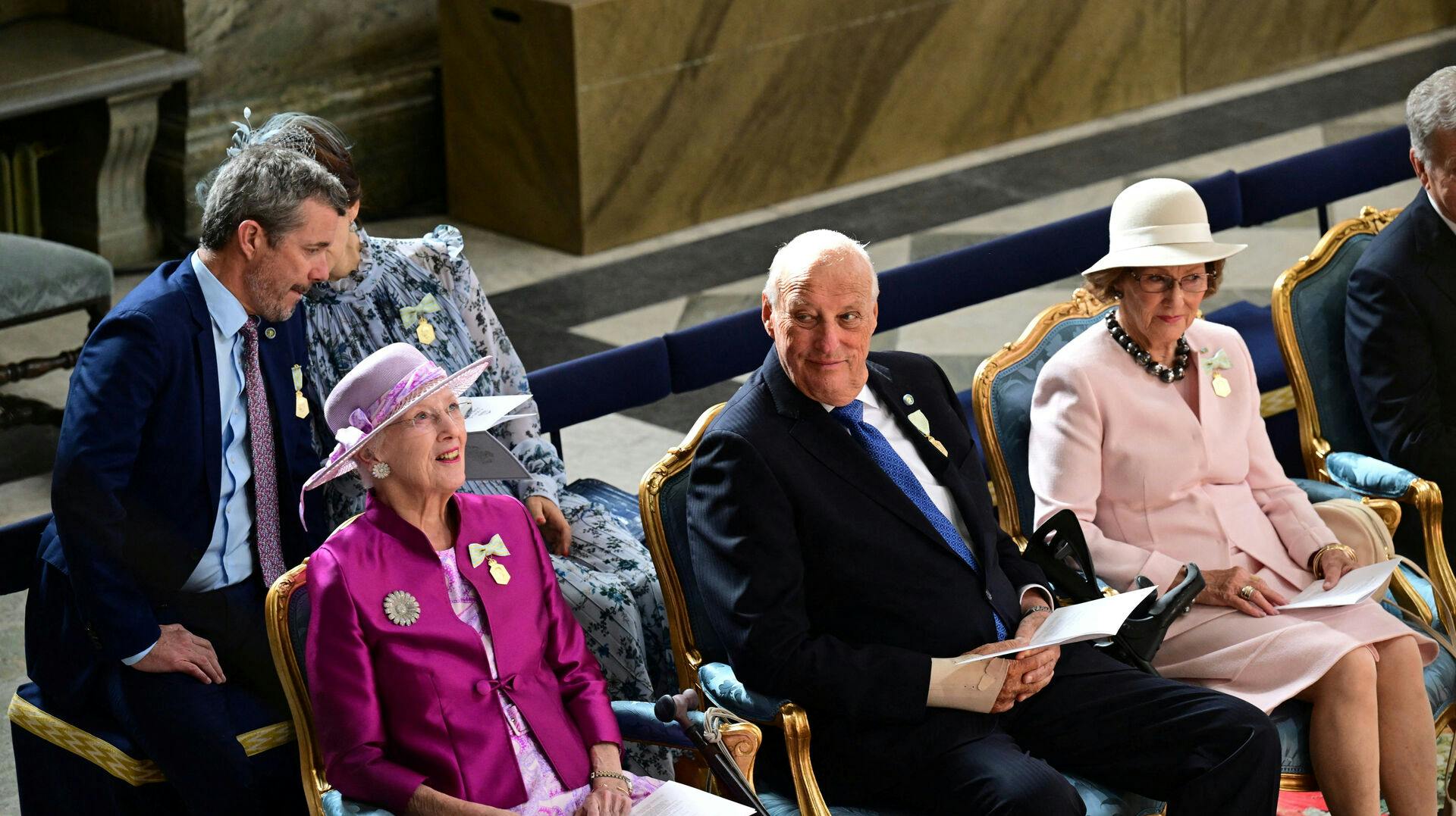Kong Harald ved siden af dronning Margrethe (tv.).