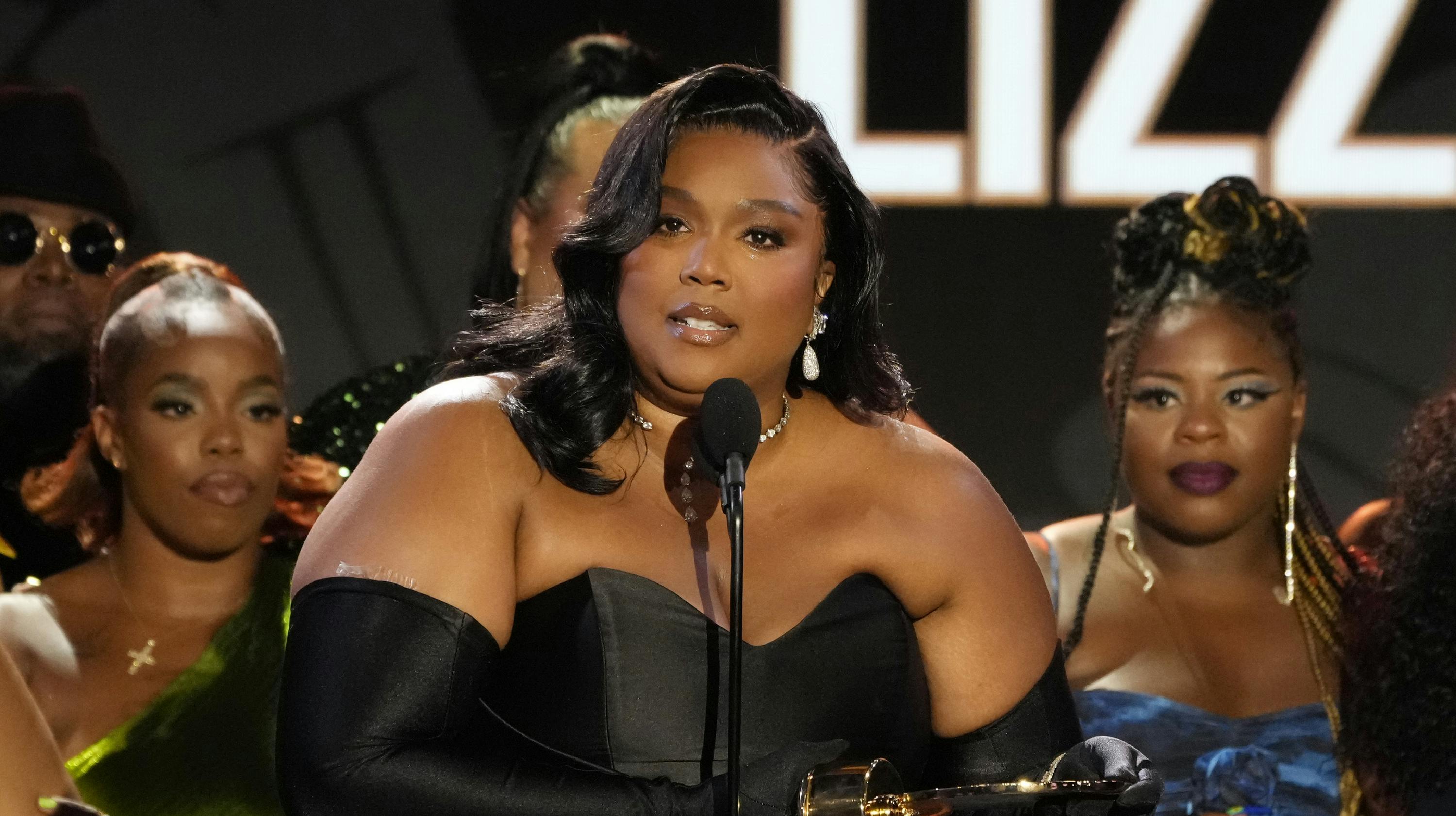 Lizzo landede øjeblikkeligt i midten af en medieorkan, da hendes tidligere dansere og ansatte pludselig stod frem med ganske alvorlige anklager