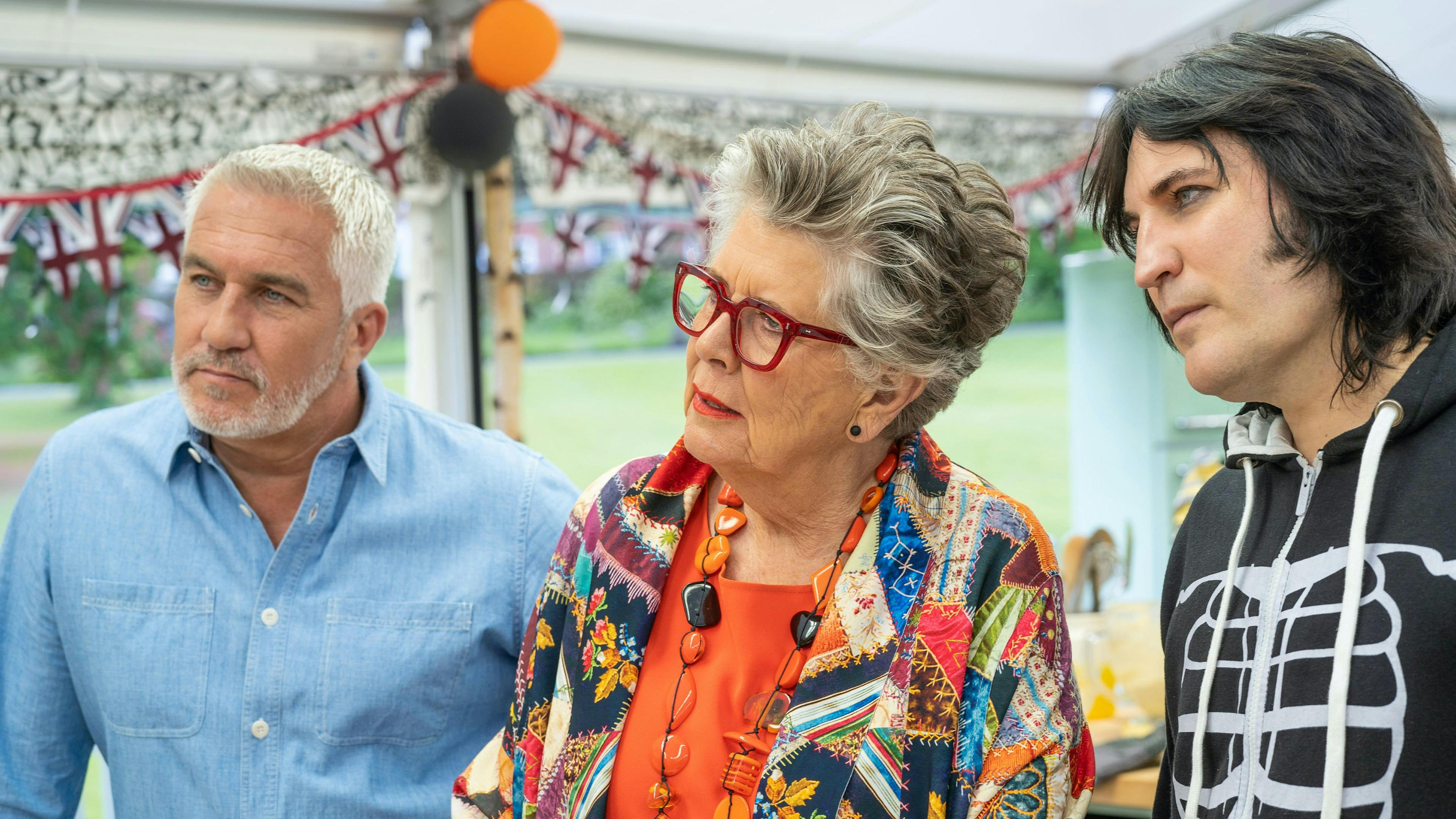 Dommerne, Paul Hollywood og Prue Leith, sammen med vært Noel Fielding i "Den store britiske bagedyst".