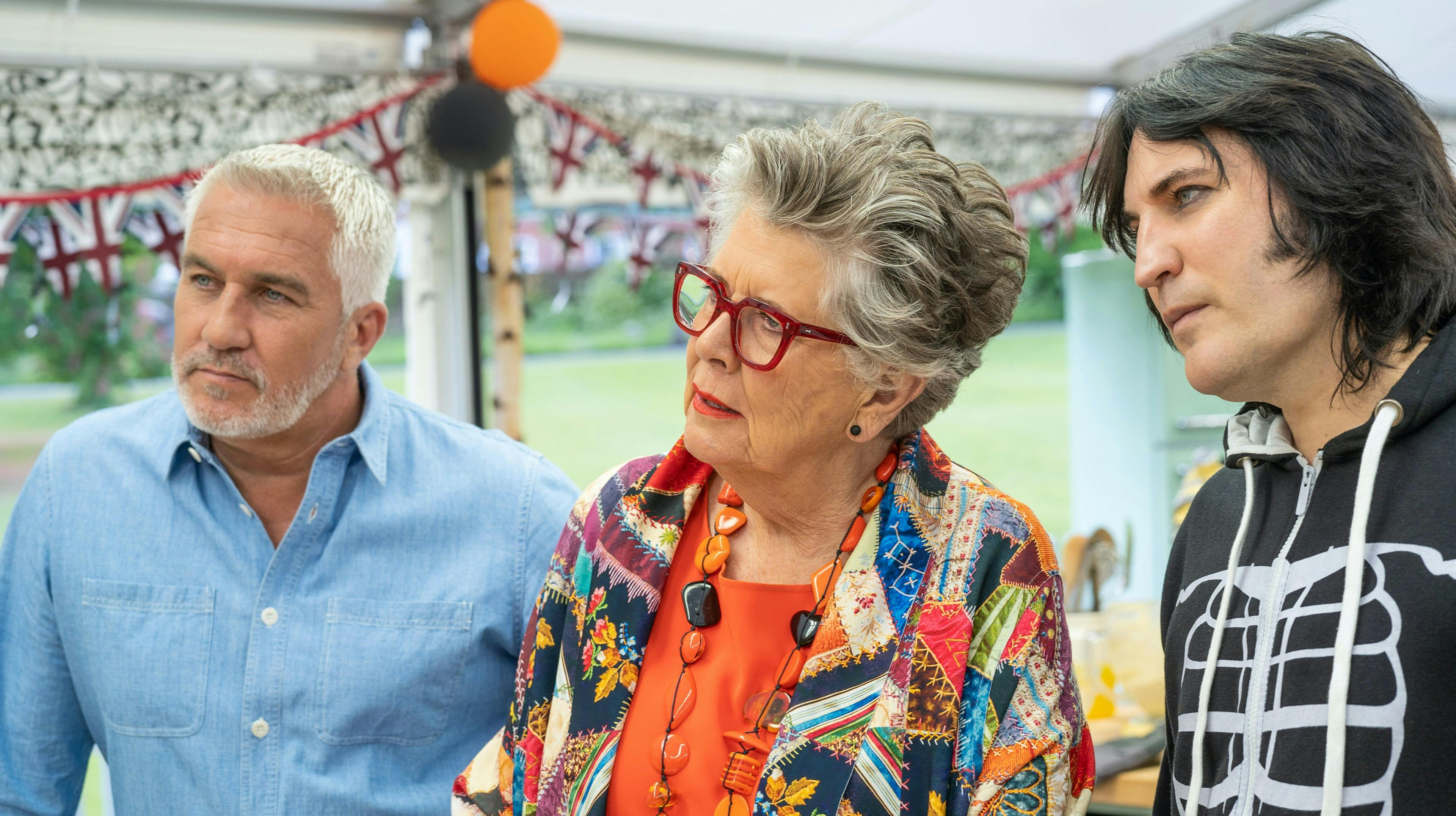 Dommerne, Paul Hollywood og Prue Leith, sammen med vært Noel Fielding i "Den store britiske bagedyst".