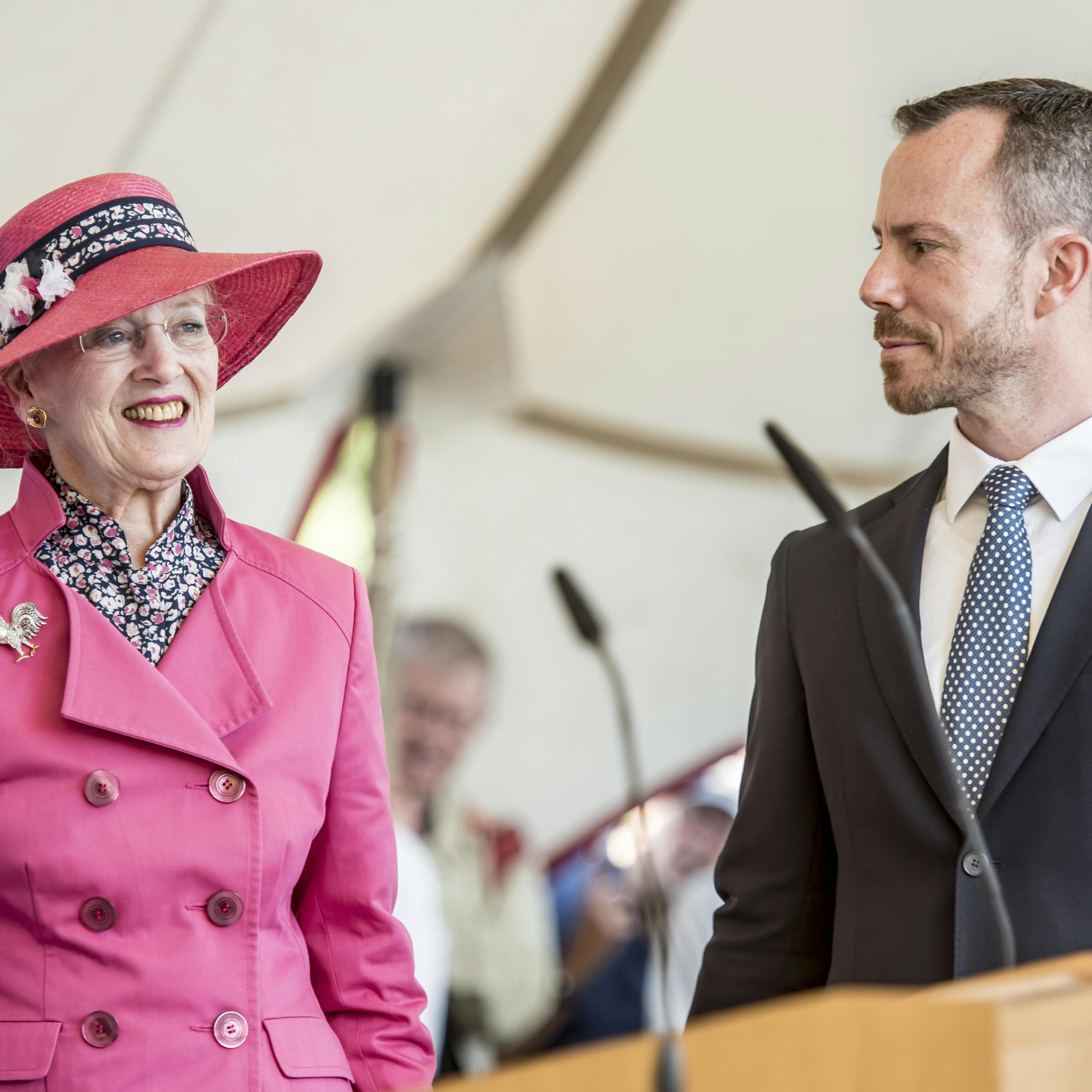 Dronning Margrethe og miljø- og fødevareminister Jakob Ellemann-Jensen (V) ved Esrum Kloster & Møllegård hvor Dronning Margrethe indvier Nationalpark Kongernes Nordsjælland, tirsdag den 29. maj 2018. Nationalpark Kongernes Nordsjælland bliver ved indvielsen Danmarks 5. nationalpark. Parken strækker sig fra Lynæs' gamle fiskerleje i vest til Kronborg Slot i øst og bliver dermed Danmarks næststørste nationalpark efter Vadehavet.. (Foto: Mads Claus Rasmussen/Ritzau Scanpix)