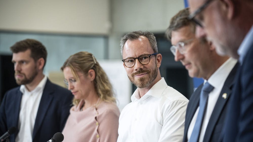 Økonomiminister Jakob Ellemann-Jensen vil trække sig som formand for Venstre på et pressemøde, og han vil samtidig trække sig helt fra politik. Det erfarer medier.&nbsp;
