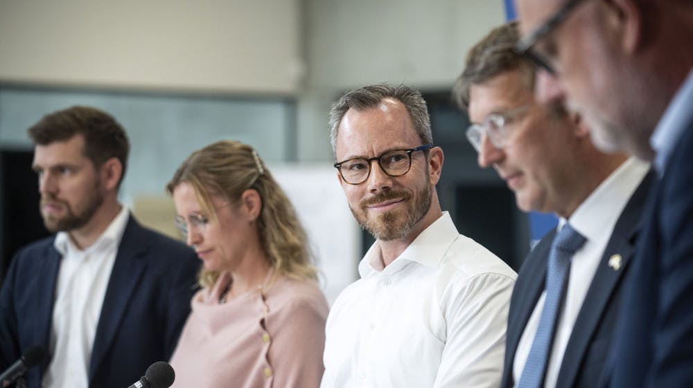 Økonomiminister Jakob Ellemann-Jensen vil trække sig som formand for Venstre på et pressemøde, og han vil samtidig trække sig helt fra politik. Det erfarer medier. 