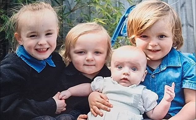 6-årige Mavis og 5-årige Isaac overlevede, men på hjerteskærende vis døde 3-årige Saige og 18 måneder gamle Ashlynn.