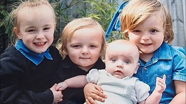 6-årige Mavis og 5-årige Isaac overlevede, men på hjerteskærende vis døde 3-årige Saige og 18 måneder gamle Ashlynn.