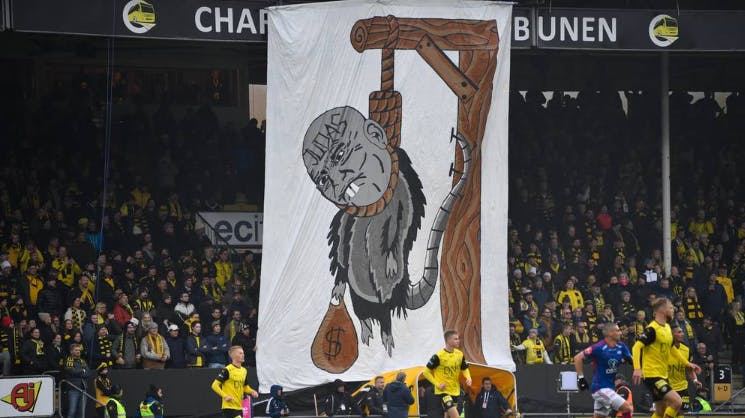 Dette banner mødte Geir Bakke, da han gik til pause på Åråsen.